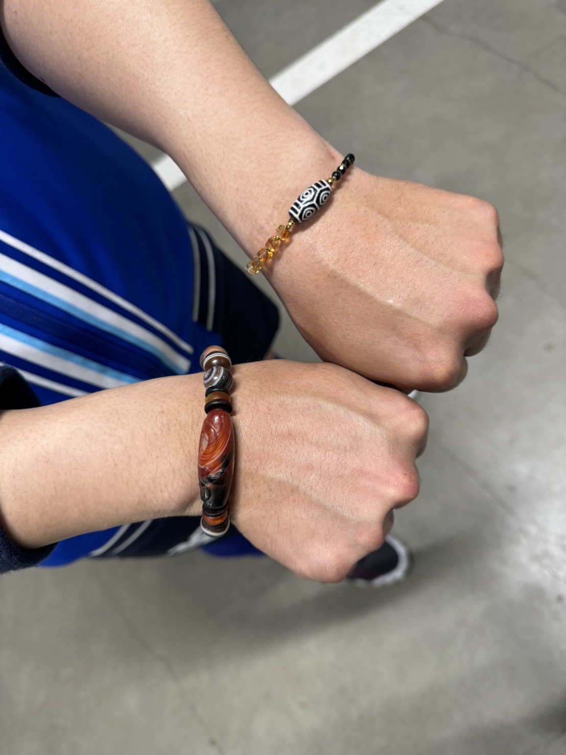左手に「龍眼天珠」右手に「天眼天珠」をつけるDeNA東（撮影・小早川宗一郎）