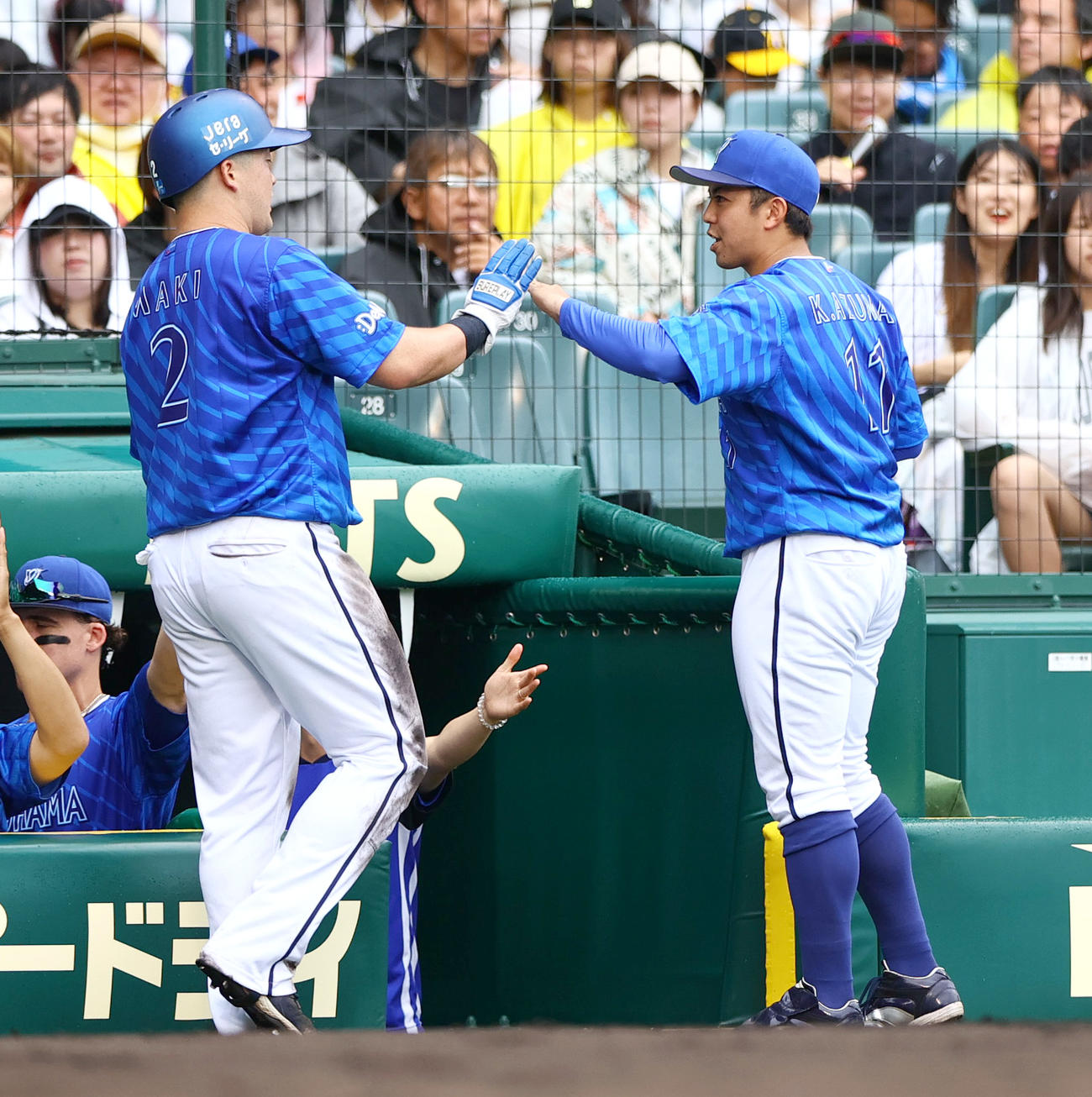阪神対DeNA 6回表DeNA1死三塁、東（右）は佐野の右前適時打で生還の牧を出迎える（撮影・上山淳一）