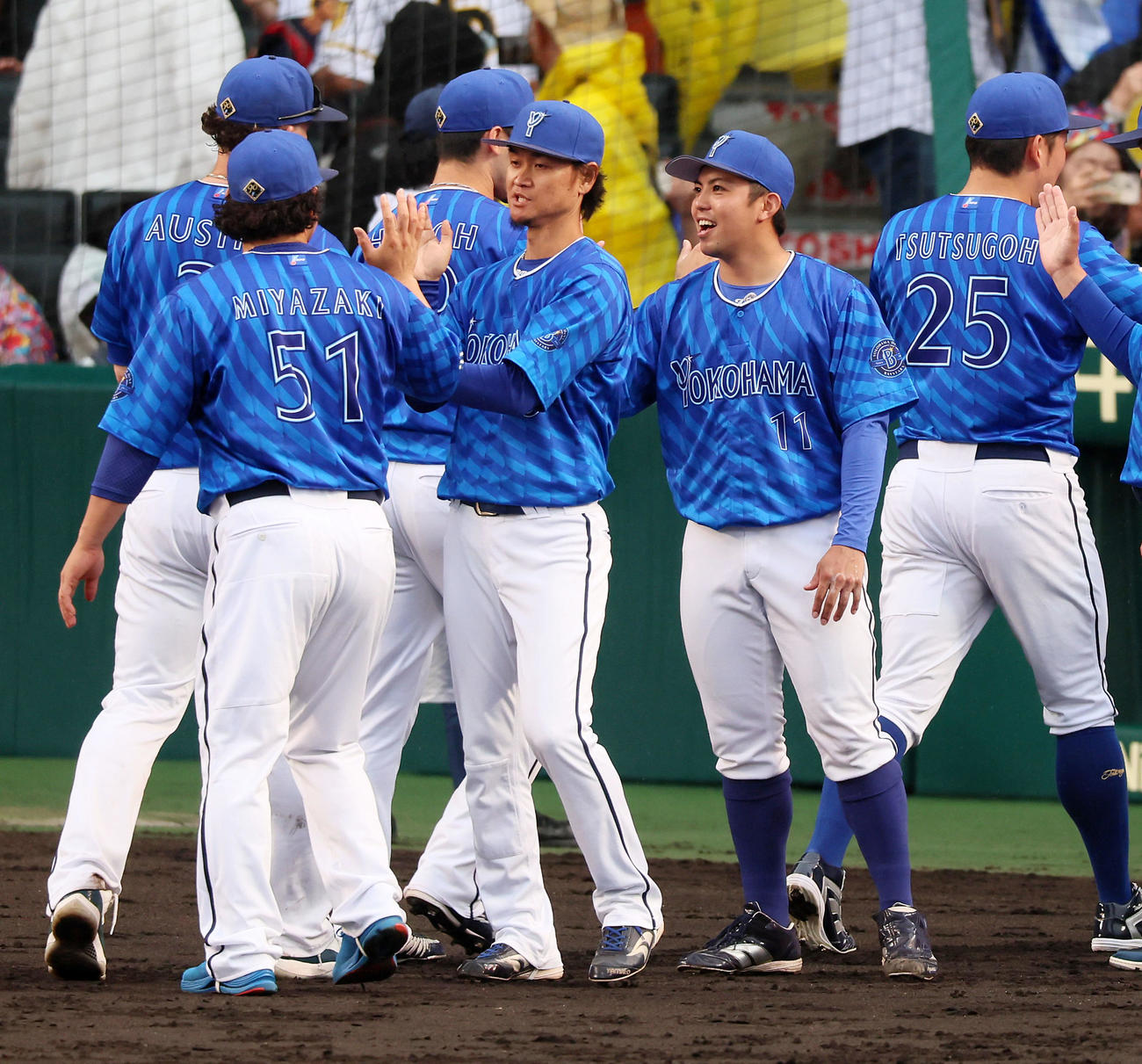 阪神対DeNA　阪神に勝利しナインを迎える東。左は大和（撮影・加藤哉）