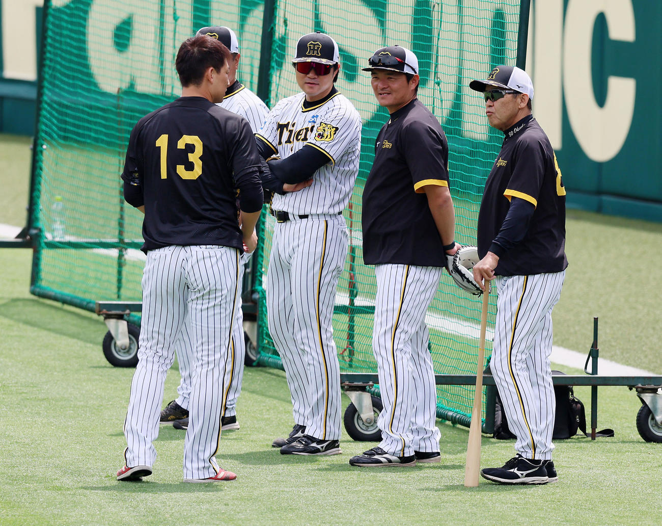 阪神対DeNA　試合前、岩崎（左）と話す岡田監督（撮影・加藤哉）