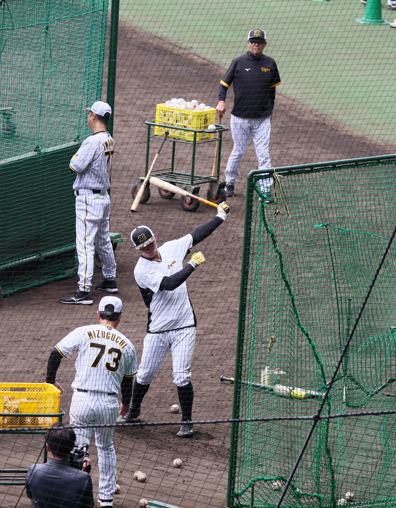 阪神対DeNA　おかわりティー打撃を行う森下。右は岡田監督（撮影・加藤哉）