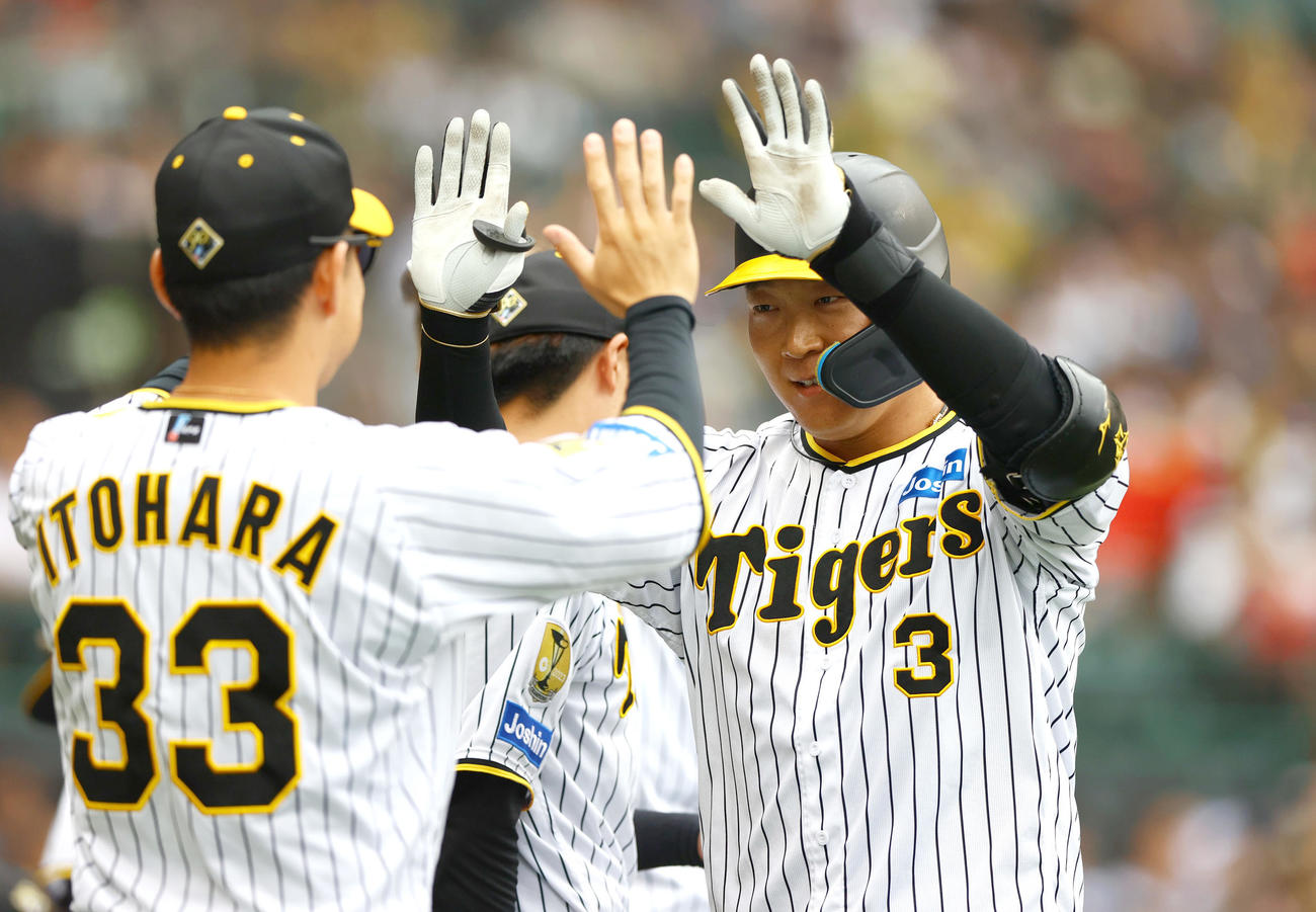 阪神対DeNA 2回裏阪神無死、大山（右）は先制の左越えソロ本塁打を放ちナインの祝福を受ける（撮影・上山淳一）