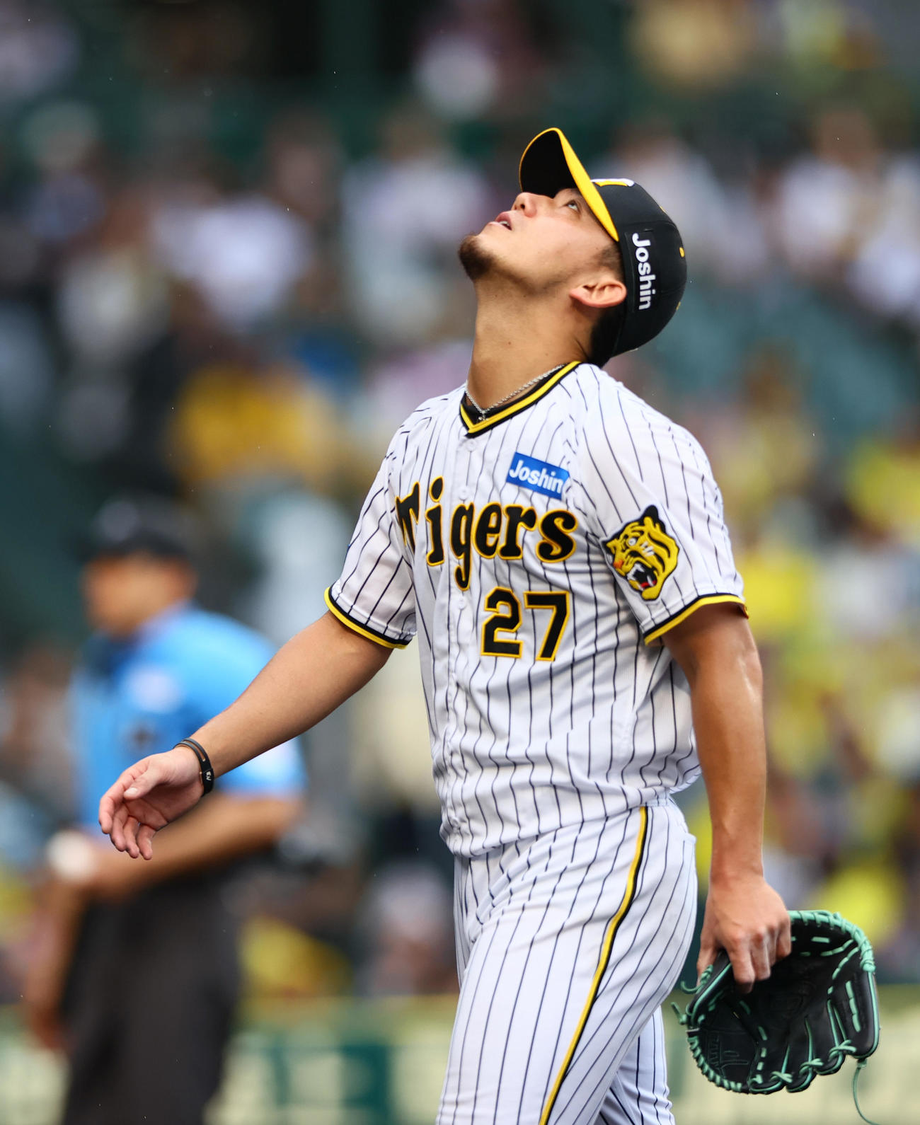 阪神対DeNA 6回に失点した阪神伊藤将は雨空を見上げながらベンチへ引き揚げる（撮影・上山淳一）