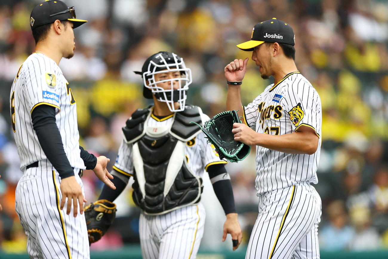 阪神対DeNA 6回を投げ終えた阪神伊藤将（右）はベンチへ引き揚げる（撮影・上山淳一）