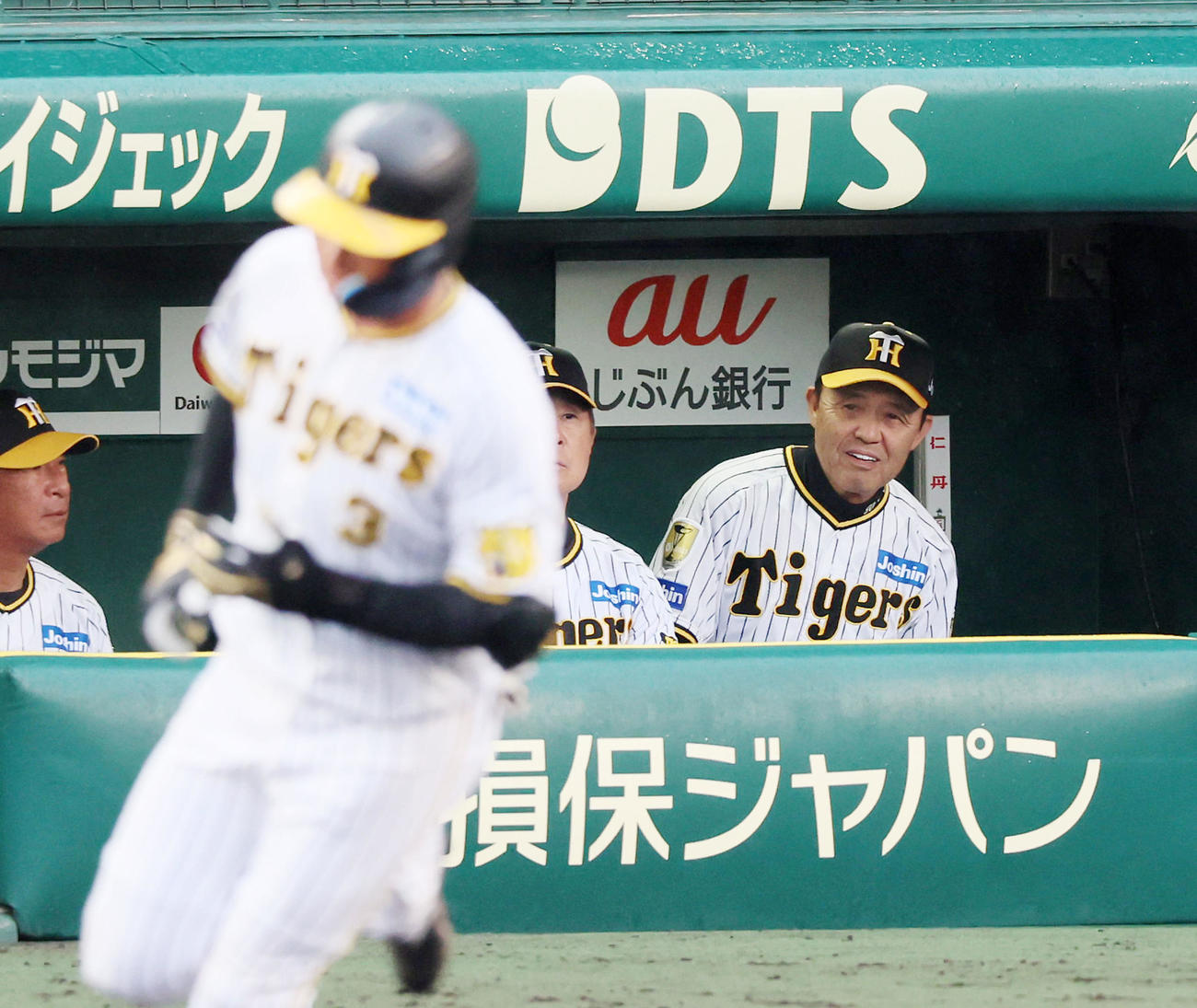 阪神対DeNA 9回裏阪神2死、最後の打者となった大山の遊飛を見届ける岡田監督（撮影・加藤哉）
