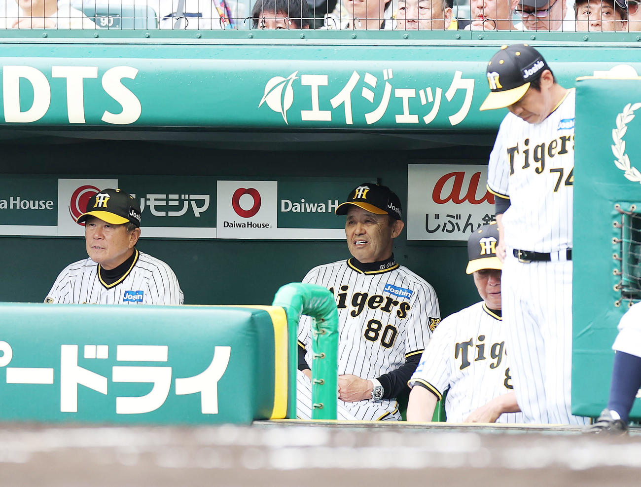 阪神対DeNA 6回表DeNA1死三塁、佐野に適時打を許し、ベンチで厳しい表情を見せる岡田監督（中央）ら（撮影・前田充）