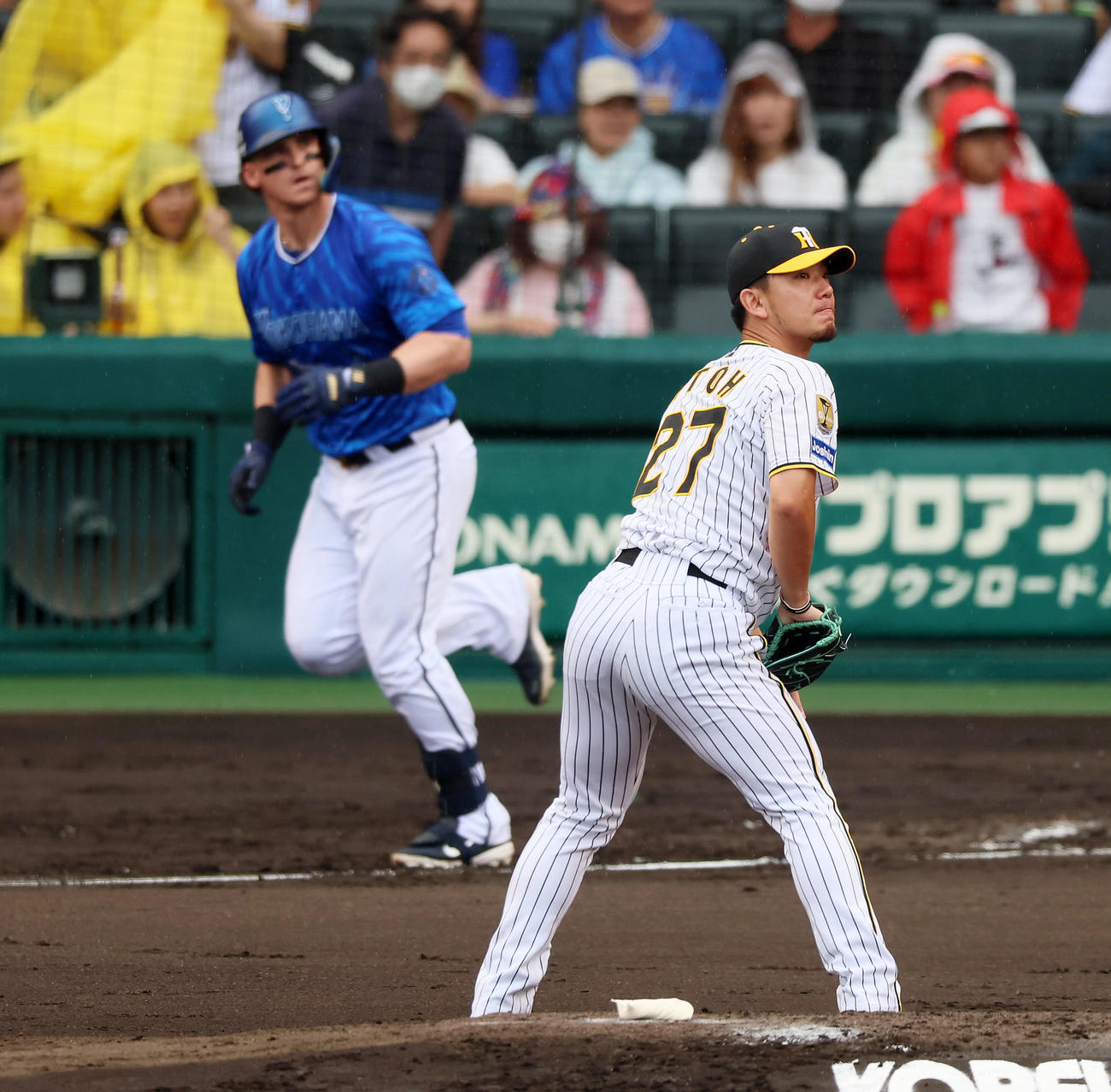 阪神対DeNA 3回表DeNA2死一、二塁、伊藤将はオースティンに左越え3点本塁打を浴びる（撮影・加藤哉）