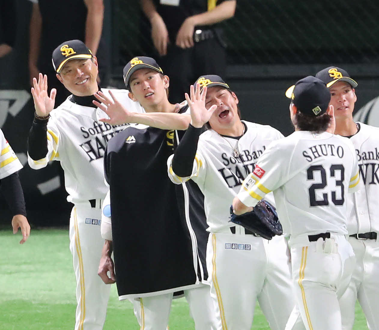 ソフトバンク対ロッテ　ナインを出迎える小久保監督と大津（撮影・梅根麻紀）