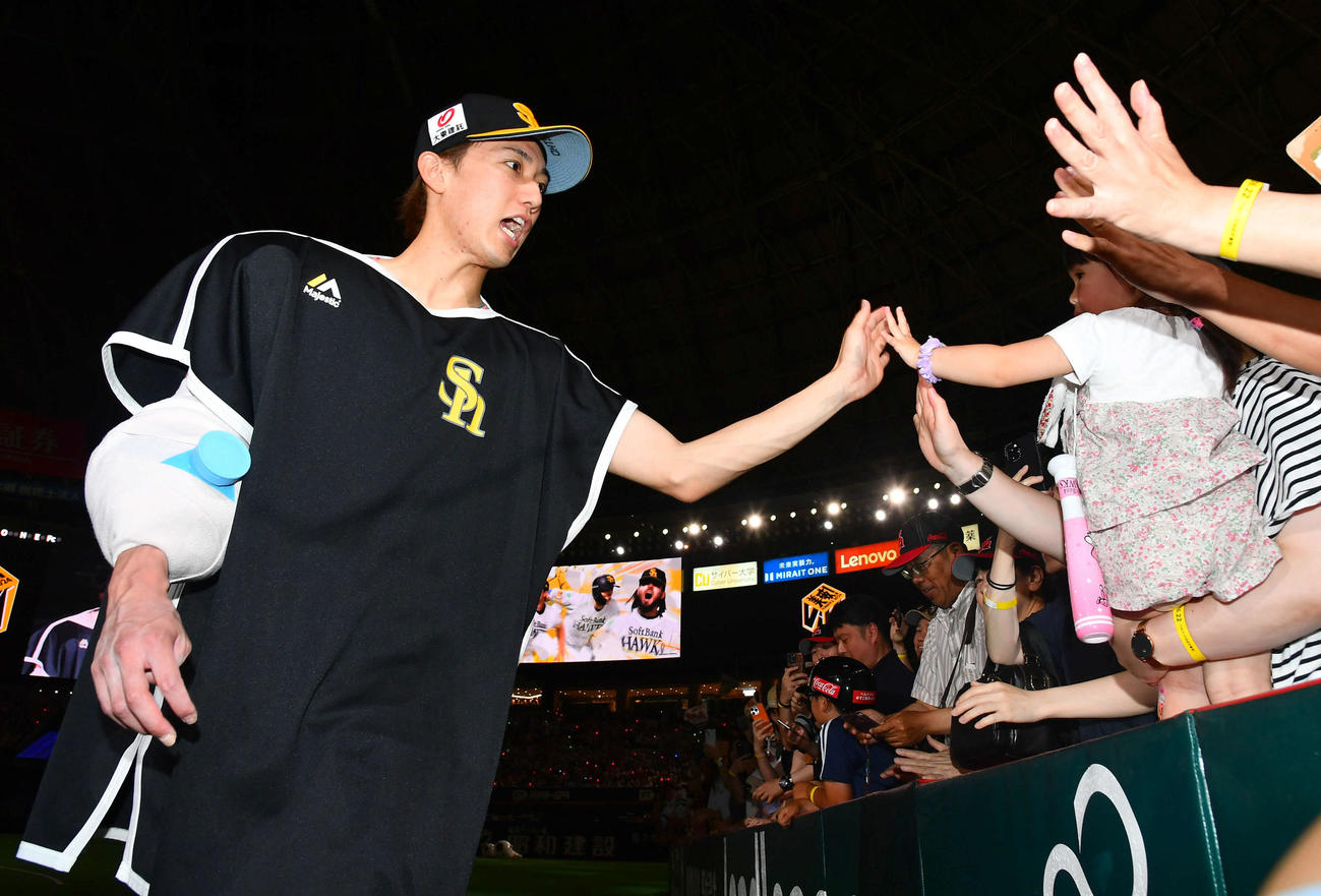 ソフトバンク対ロッテ　ロッテに勝利し、ファンとタッチを交わす大津（撮影・岩下翔太）