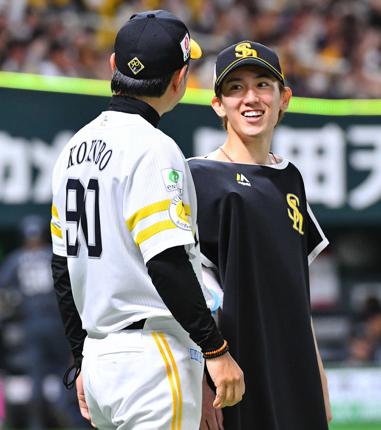 ソフトバンク対ロッテ　今季5勝目を挙げ、小久保監督（左）と笑顔で話す大津（撮影・岩下翔太）