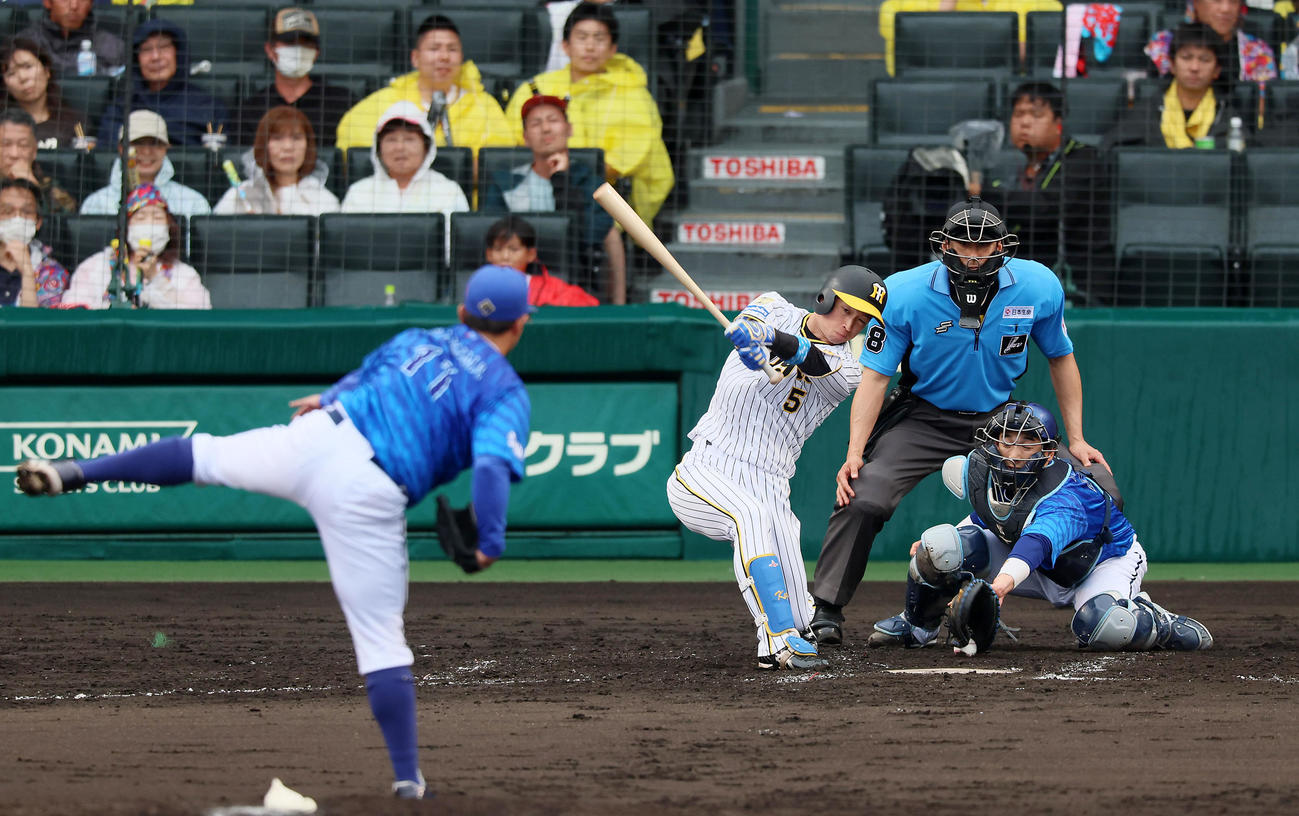 阪神対DeNA 5回裏阪神2死二塁、三振する近本。投手は東（撮影・加藤哉）