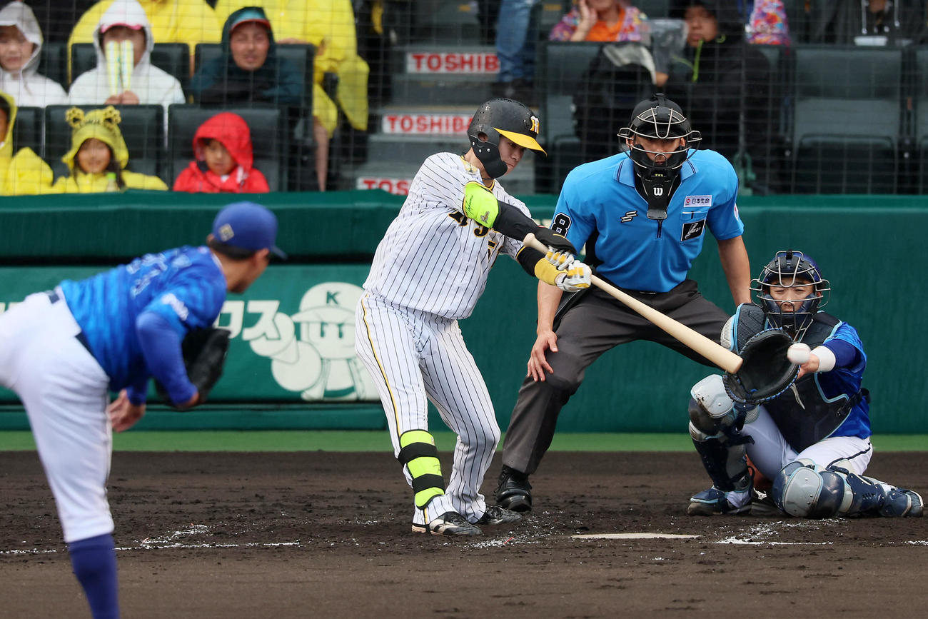 阪神対DeNA 4回裏阪神無死、中野は左前打を放つ。投手は東（撮影・加藤哉）