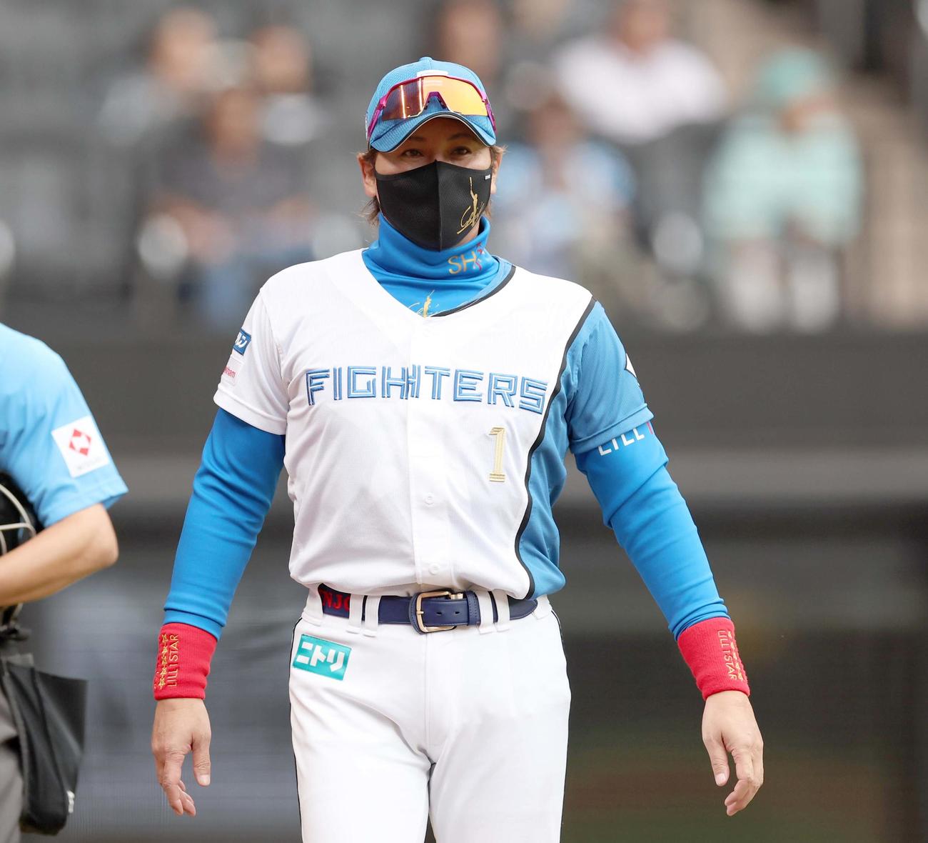 日本ハム対楽天　選手交代を告げる新庄監督（撮影・黒川智章）
