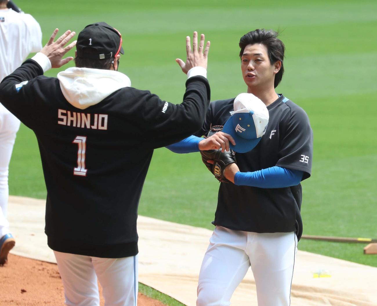 日本ハム対楽天　チームに合流し新庄監督に出迎えられる福田光（撮影・黒川智章）