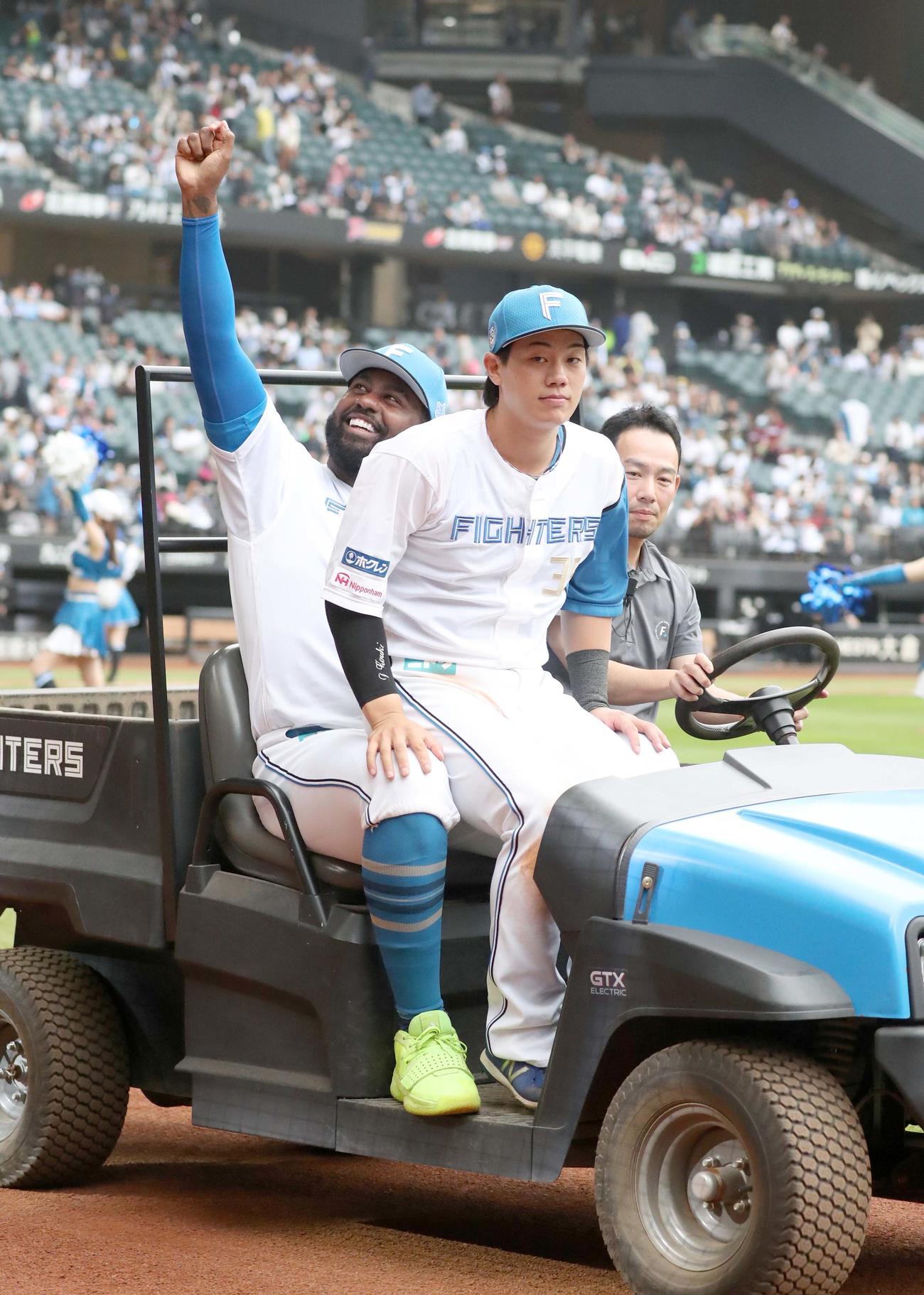 日本ハム対楽天　レイエスの膝の上に座り球場を1周する福田光（撮影・黒川智章）