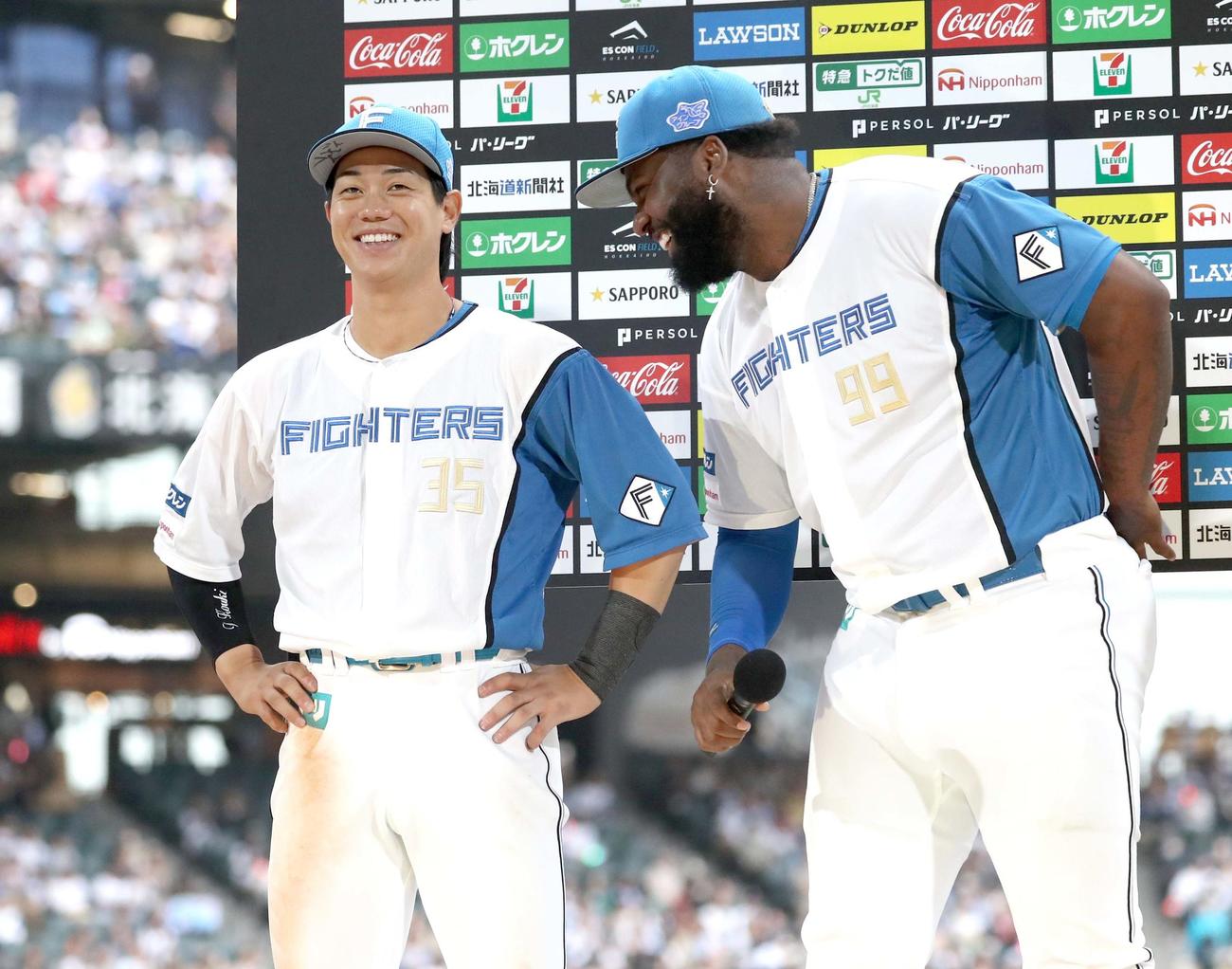 日本ハム対楽天　お立ち台で笑顔で話す福田光（左）とレイエス（撮影・黒川智章）