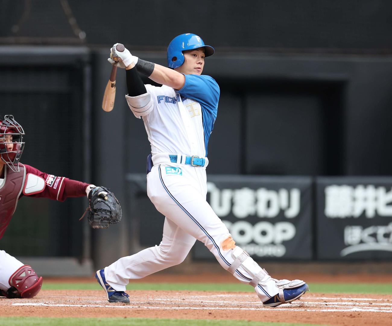 日本ハム対楽天　6回裏日本ハム1死三塁、右翼線に適時二塁打を放つ福田光（撮影・黒川智章）