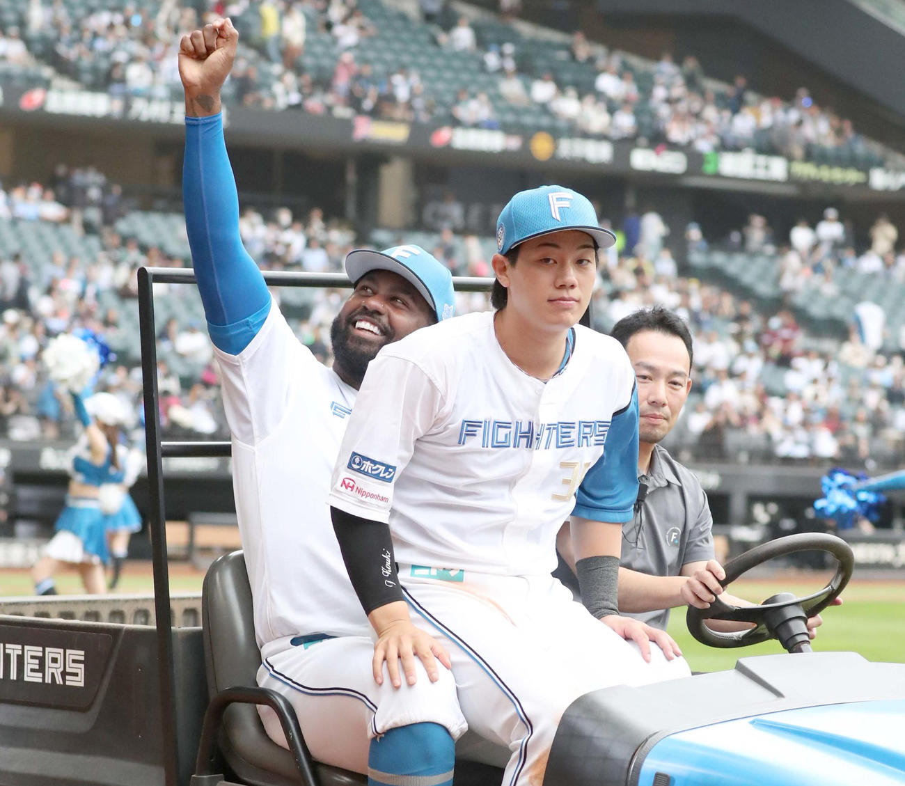 日本ハム対楽天　レイエスの膝の上に座り球場を1周する福田光（撮影・黒川智章）