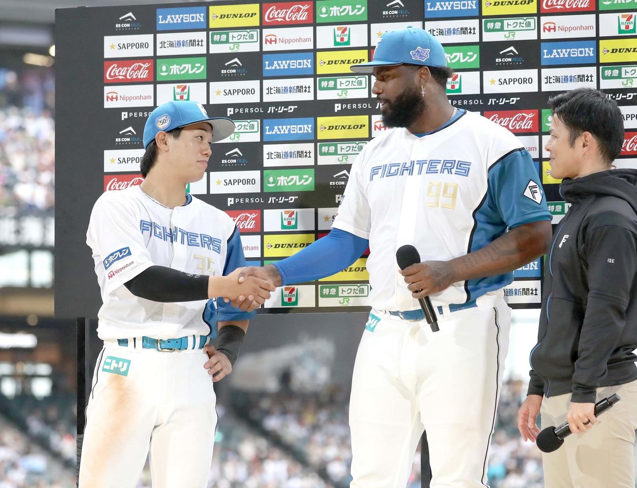 日本ハム対楽天　お立ち台で握手を交わす福田光（左）とレイエス（撮影・黒川智章）