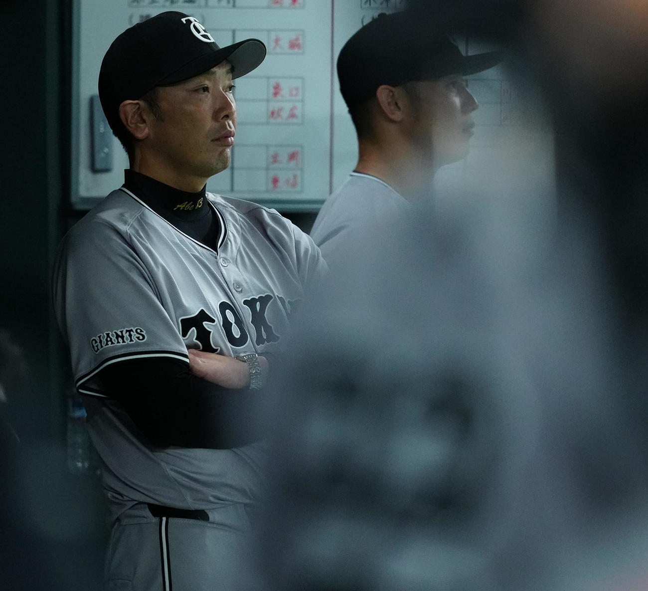 巨人対ヤクルト　ベンチで戦況を見つめる巨人阿部慎之助監督（撮影・たえ見朱実）