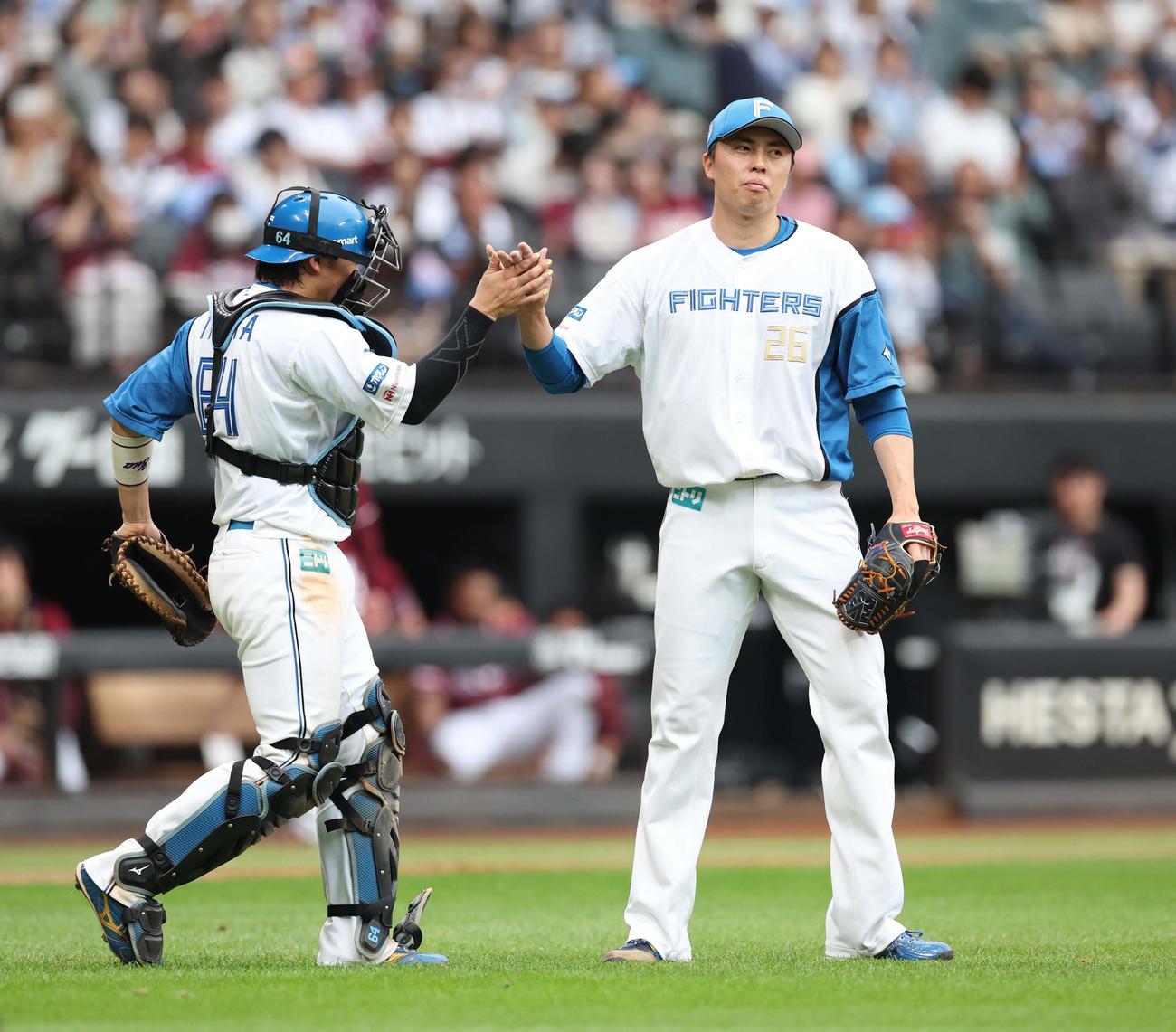 日本ハム対楽天　試合後、田宮（左）と握手する田中正（撮影・黒川智章）