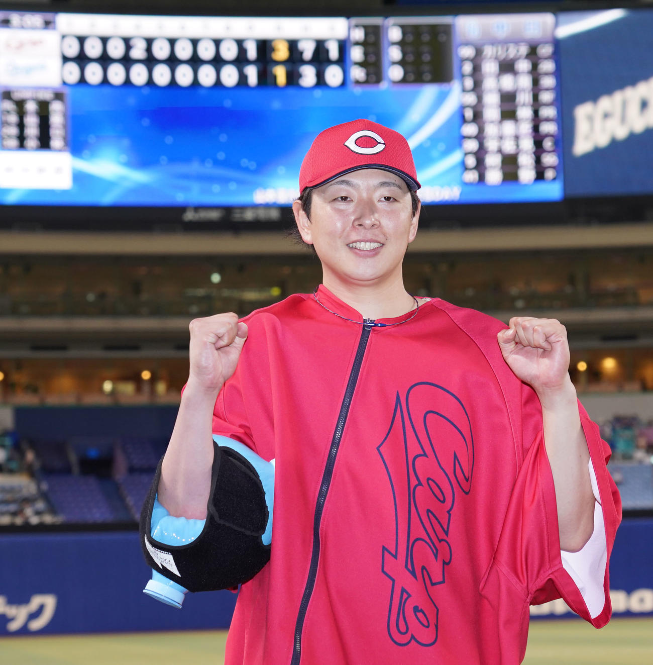 中日対広島　ヒーローインタビューを終えポーズを決める大瀬良（撮影・森本幸一）