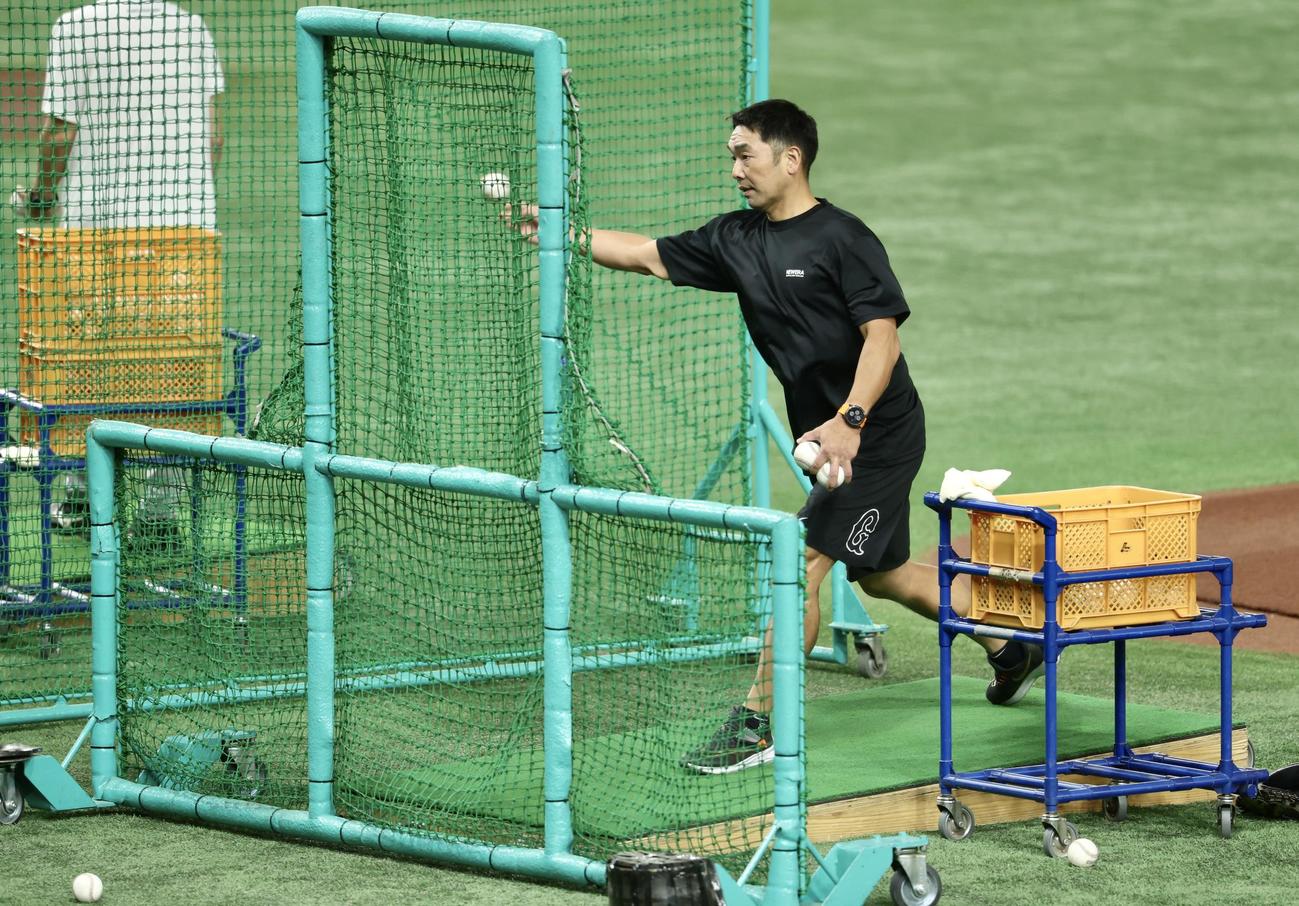 巨人対ヤクルト　試合前、早出練習で選手に球を出す巨人阿部監督（撮影・河田真司）