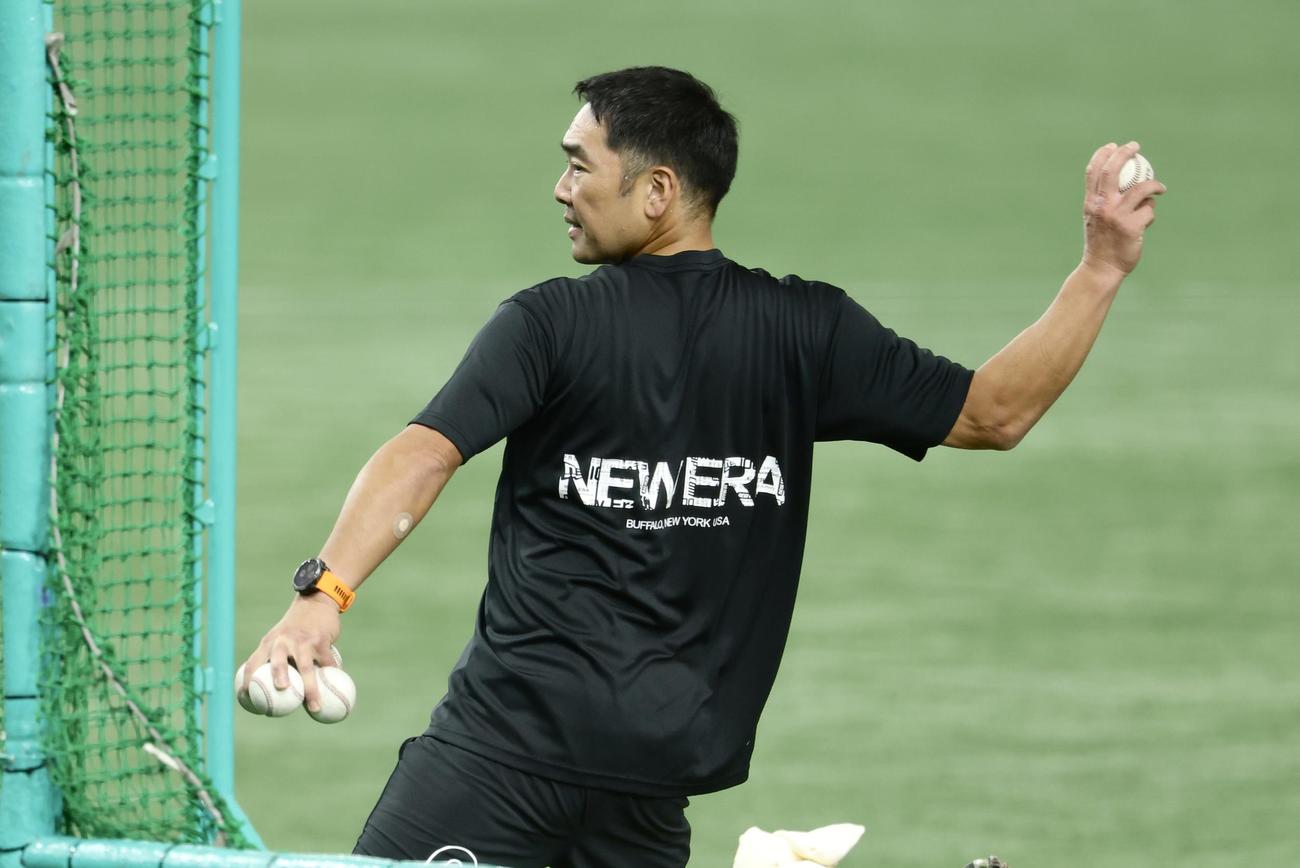 巨人対ヤクルト　試合前、早出練習で選手に球を出す巨人阿部監督（撮影・河田真司）