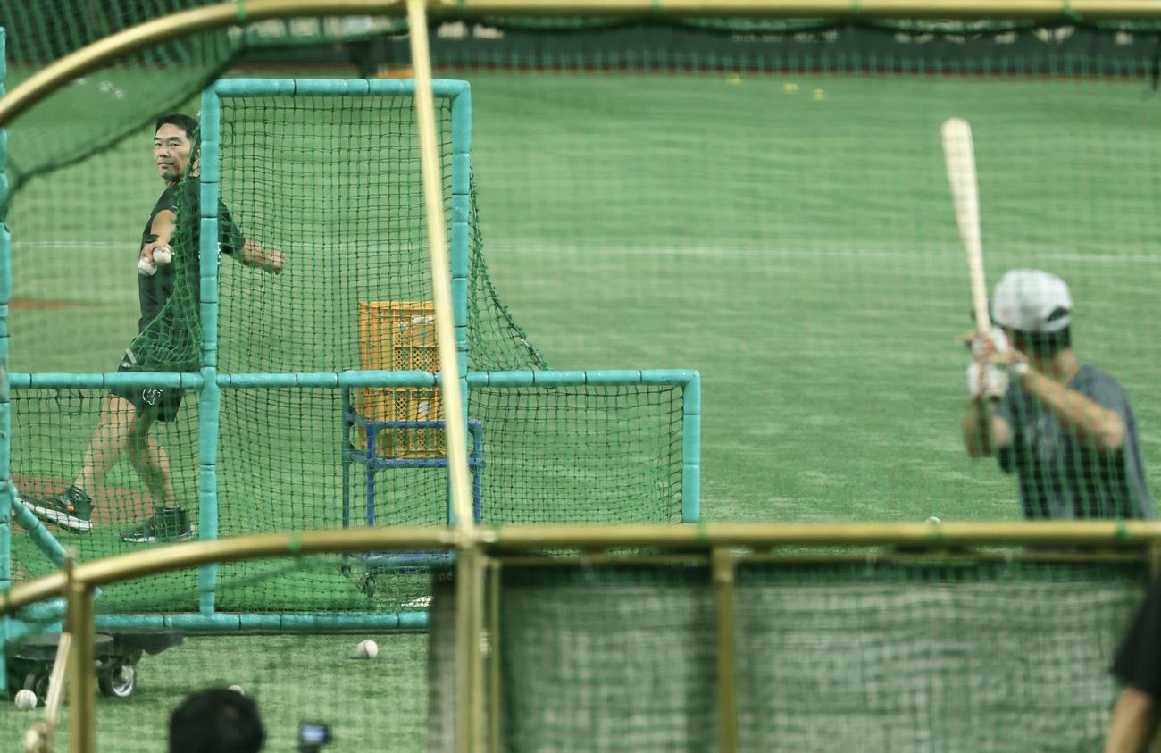 巨人対ヤクルト　試合前、早出練習で選手に球を出す巨人阿部監督（左）（撮影・河田真司）