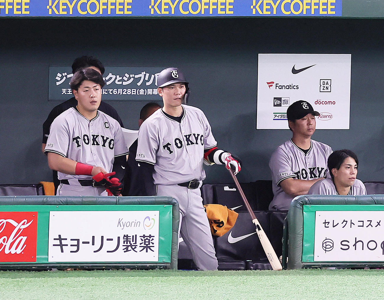 巨人対ヤクルト　9回裏巨人無死、中飛に倒れた岡本和（左端）。左から2人目は坂本（撮影・足立雅史）