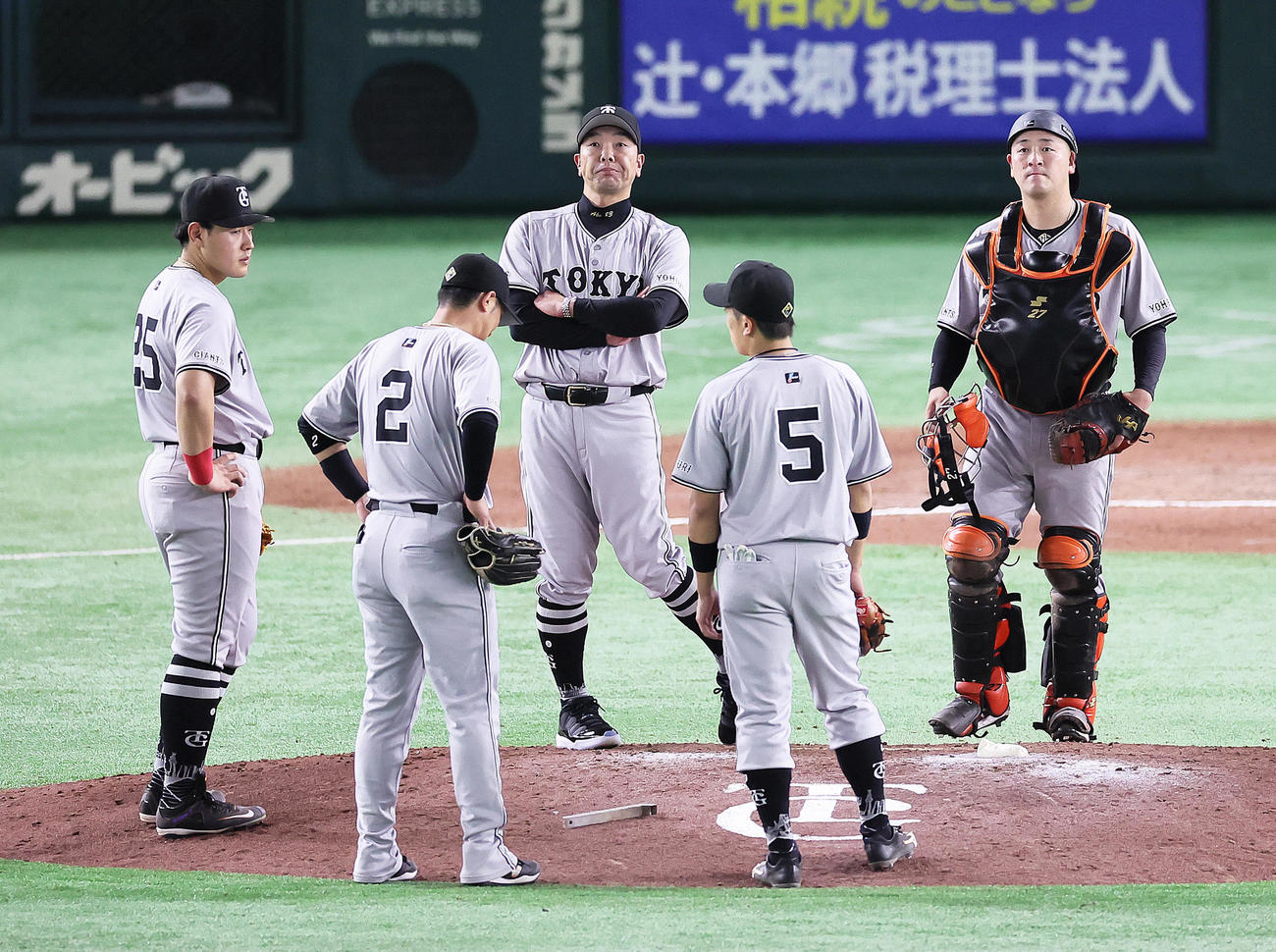 巨人対ヤクルト　8回表ヤクルトに先制を許し、マウンドで浮かない表情を見せる巨人阿部監督（中央）（撮影・足立雅史）
