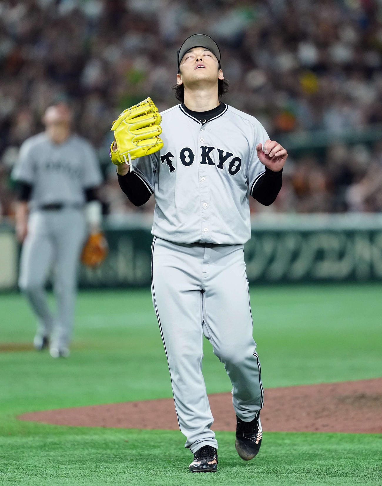 巨人対ヤクルト　8回表ヤクルト2死三塁、村上に適時内野安打を許し、悔しがる高梨（撮影・たえ見朱実）