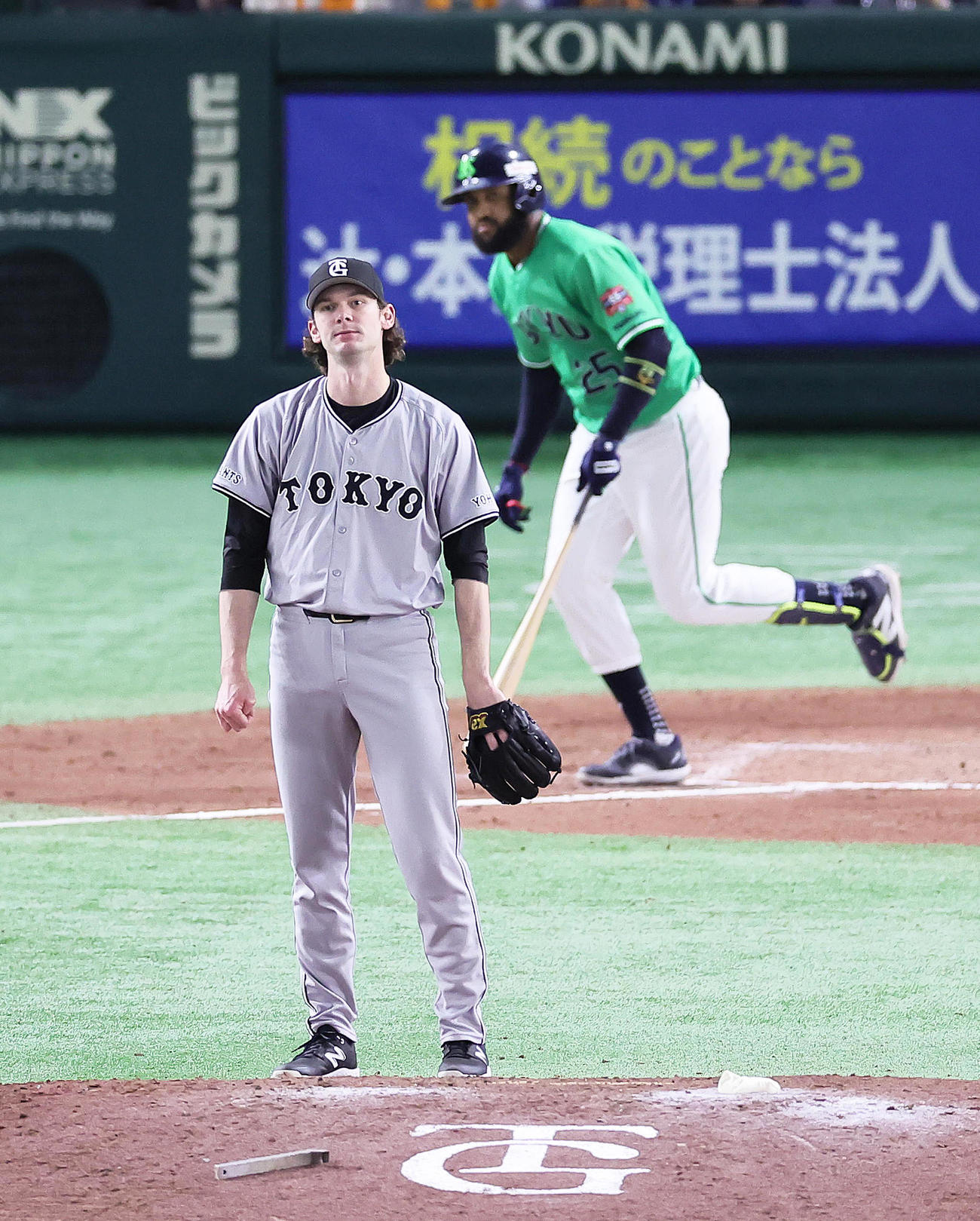 巨人対ヤクルト　8回表ヤクルト2死一塁、サンタナ（後方）に2点本塁打を浴びたケラー（撮影・足立雅史）