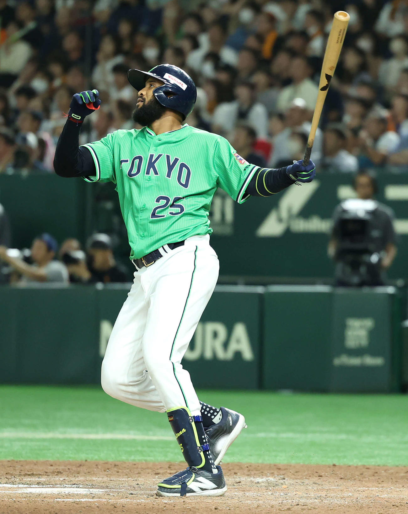 巨人対ヤクルト　8回表ヤクルト2死一塁、中越え2点本塁打を放つサンタナ（撮影・河田真司）