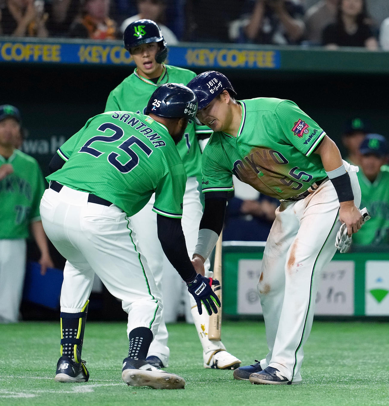 巨人対ヤクルト　8回表ヤクルト2死一塁、2点本塁打で生還したサンタナを迎える村上（撮影・たえ見朱実）