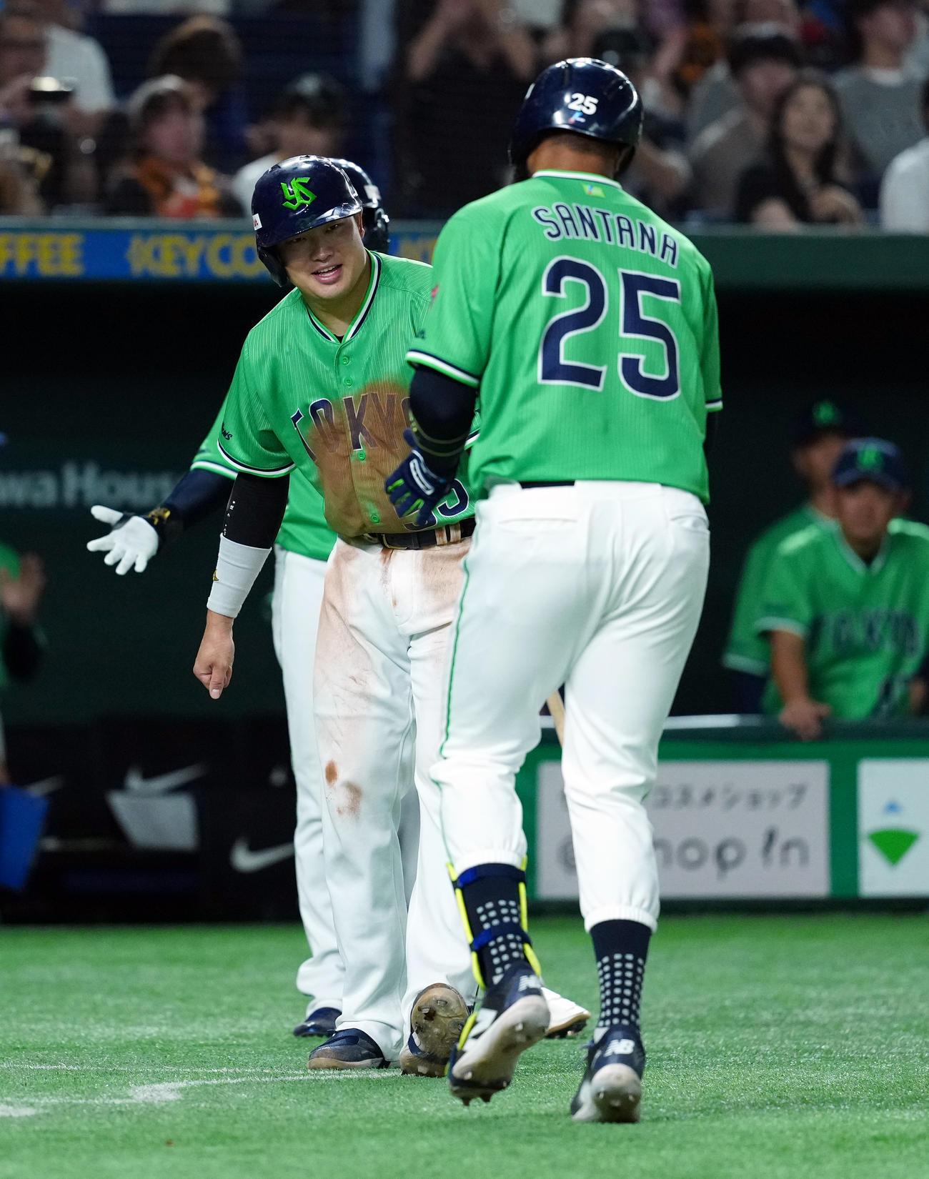 巨人対ヤクルト　8回表ヤクルト2死一塁、2点本塁打で生還したサンタナを迎える村上（撮影・たえ見朱実）