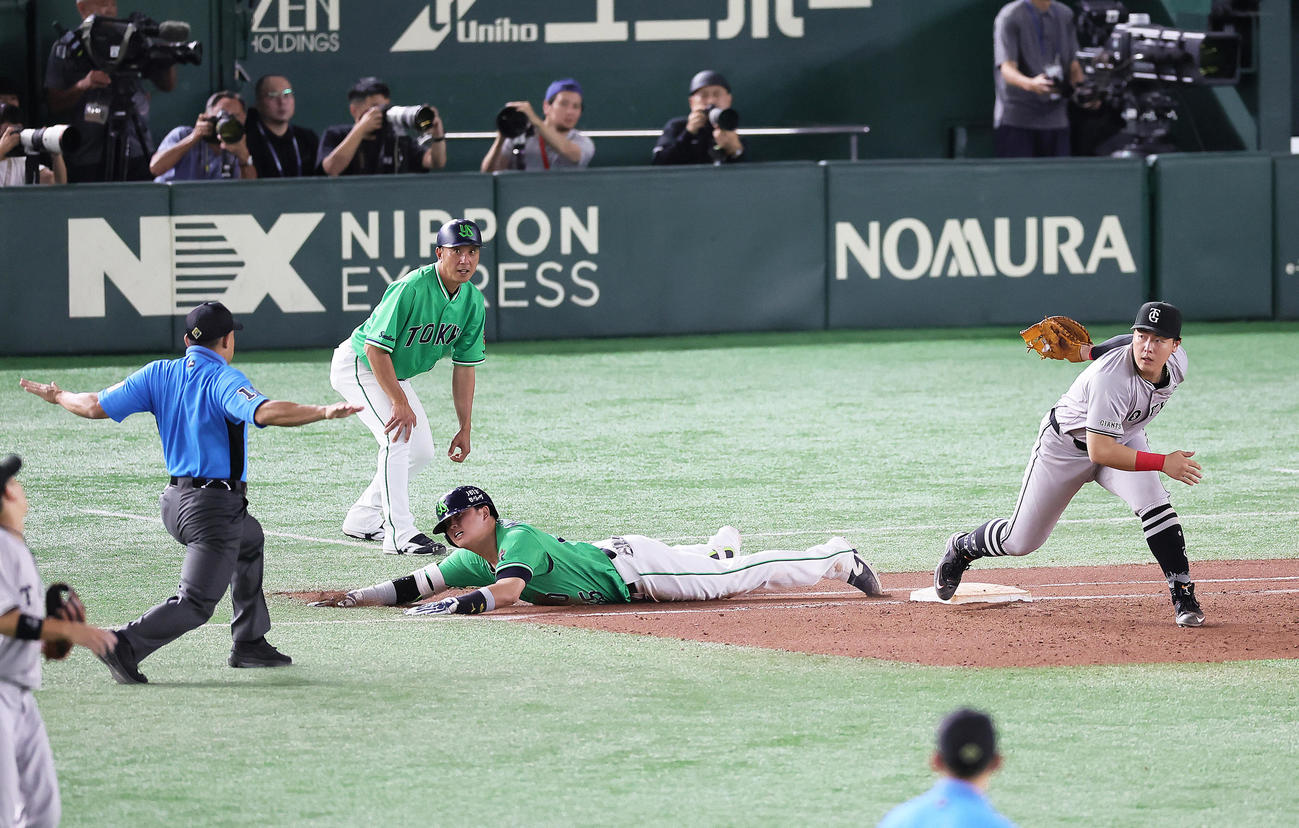 巨人対ヤクルト　8回表ヤクルト2死三塁、村上（左）は遊撃への打球に一塁ヘッドスライディングし、適時内野安打とする。一塁手岡本和（撮影・足立雅史）