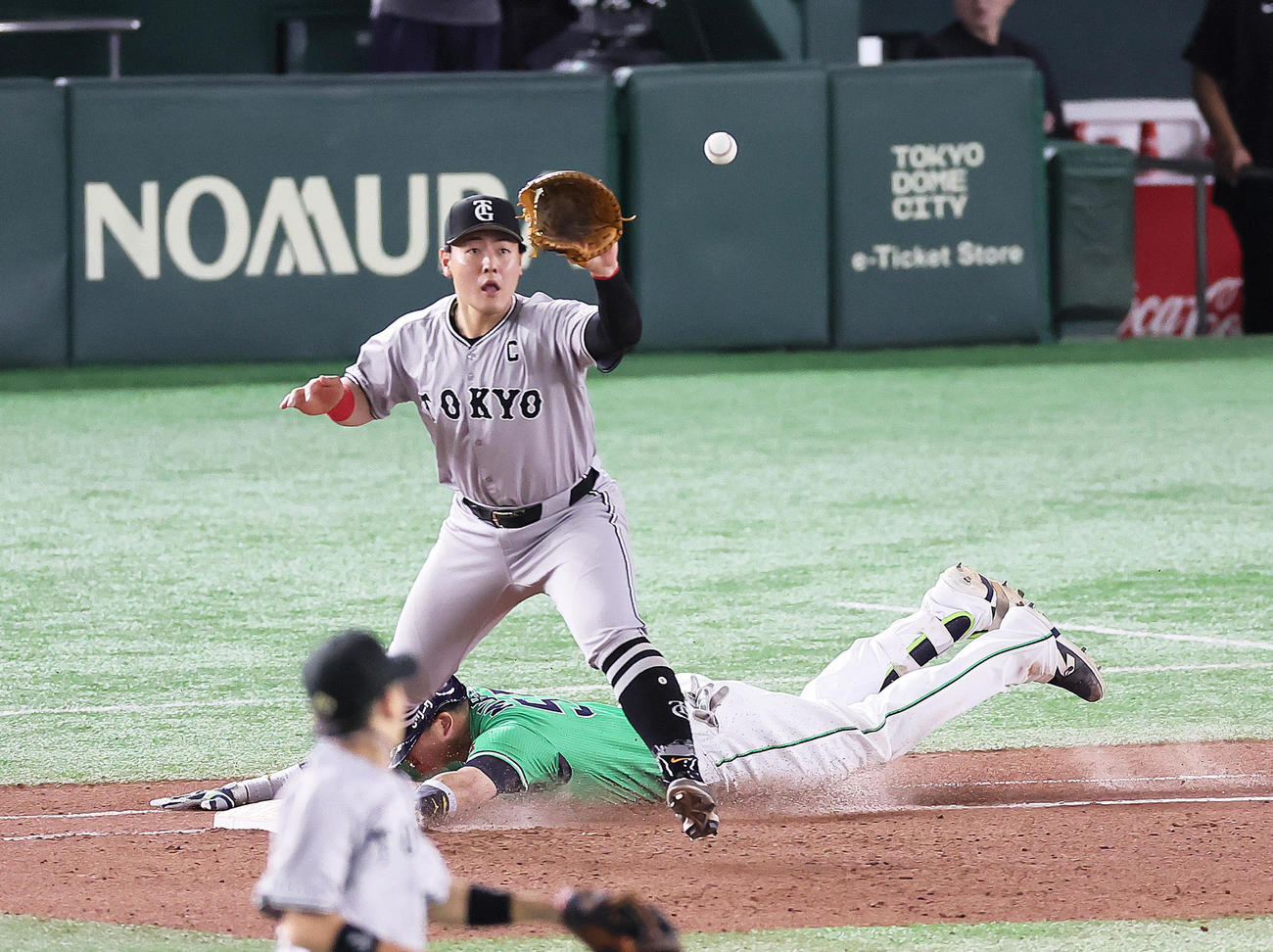 巨人対ヤクルト　8回表ヤクルト2死三塁、村上（下）は遊撃への打球に一塁ヘッドスライディング、適時内野安打とする。一塁手岡本和（撮影・足立雅史）