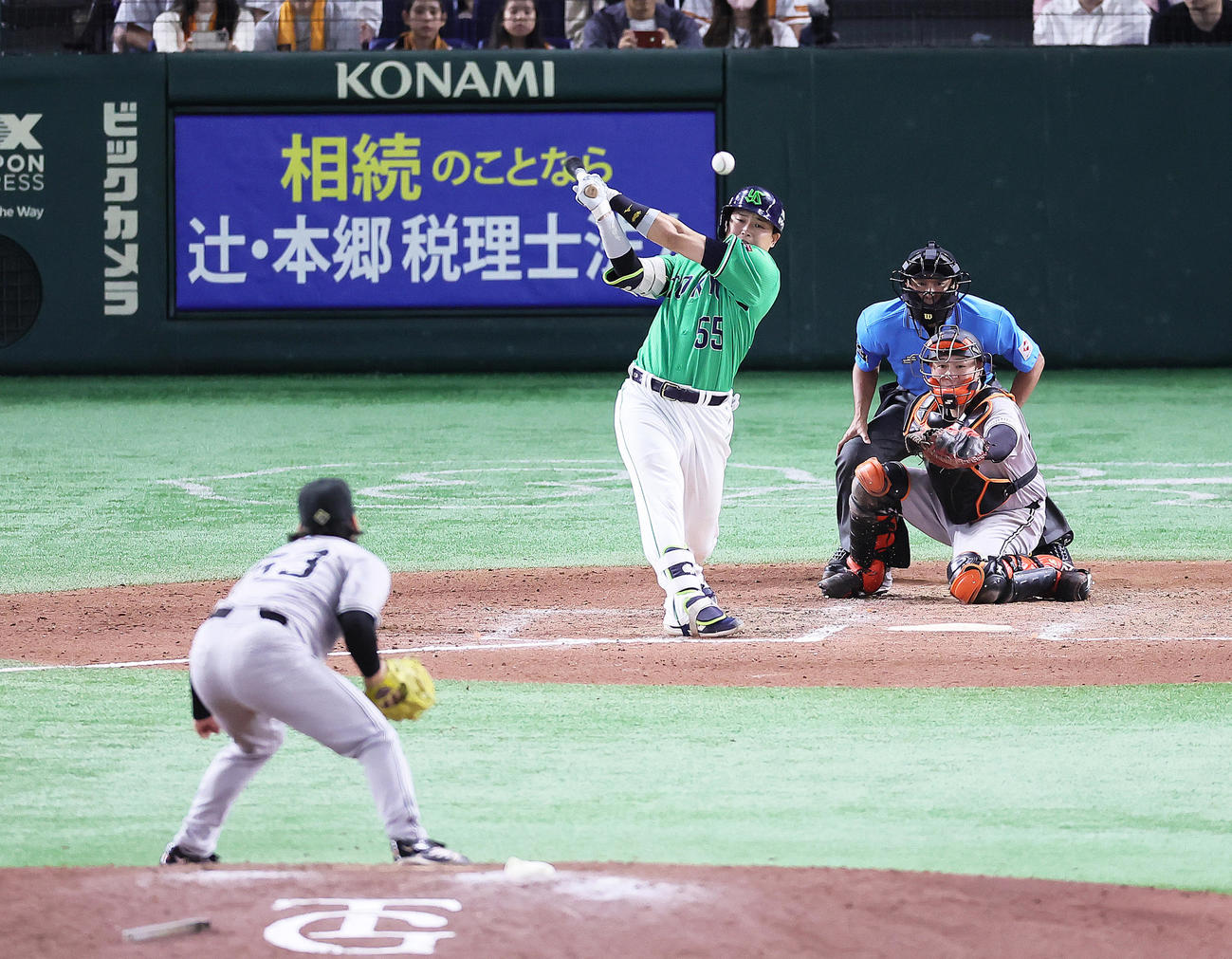 巨人対ヤクルト　8回表ヤクルト2死三塁、村上は遊撃へ適時内野安打を放つ。投手高梨（撮影・足立雅史）