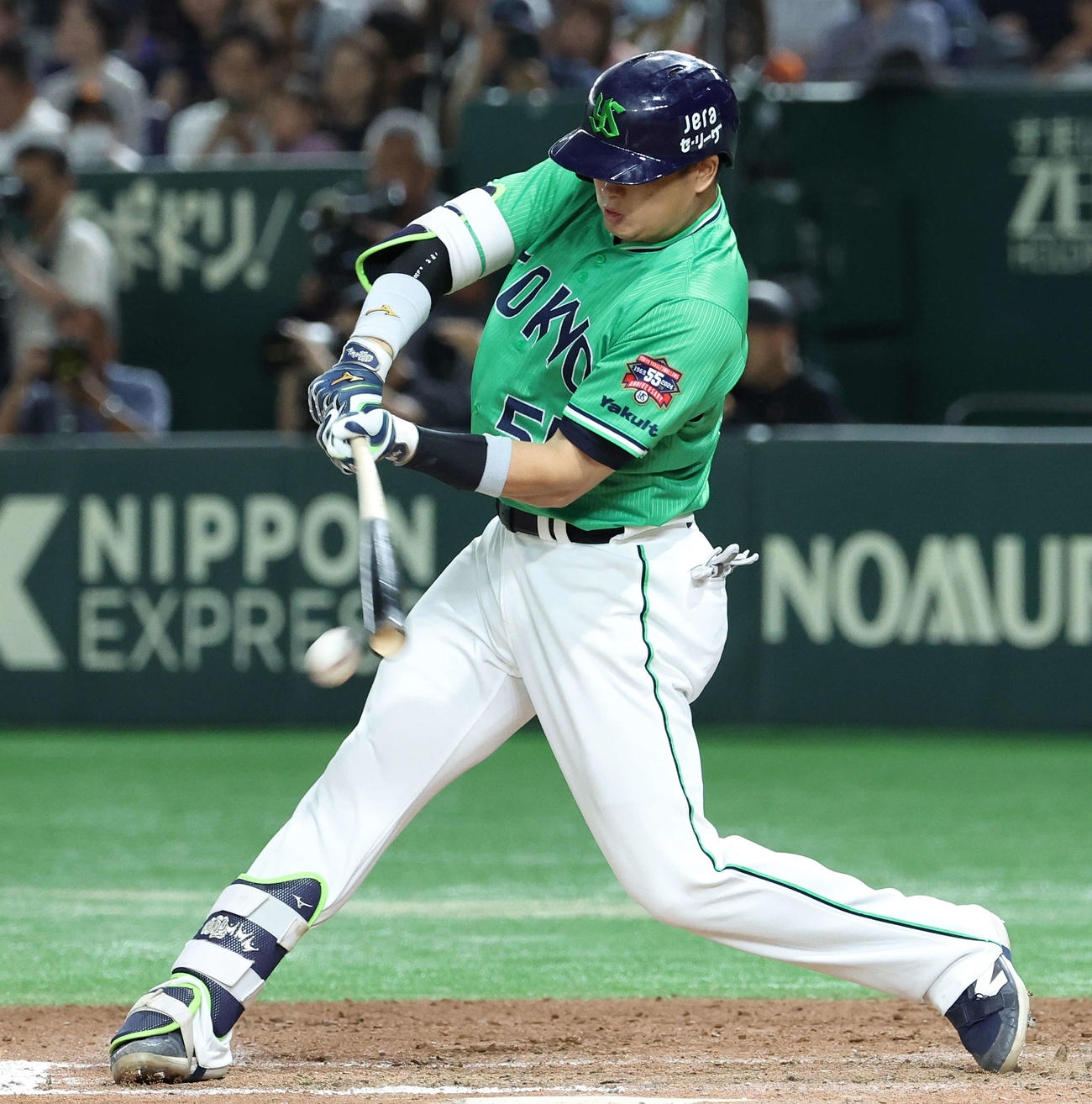 巨人対ヤクルト　8回表ヤクルト2死三塁、遊撃先制適時内野安打を放つ村上（撮影・河田真司）