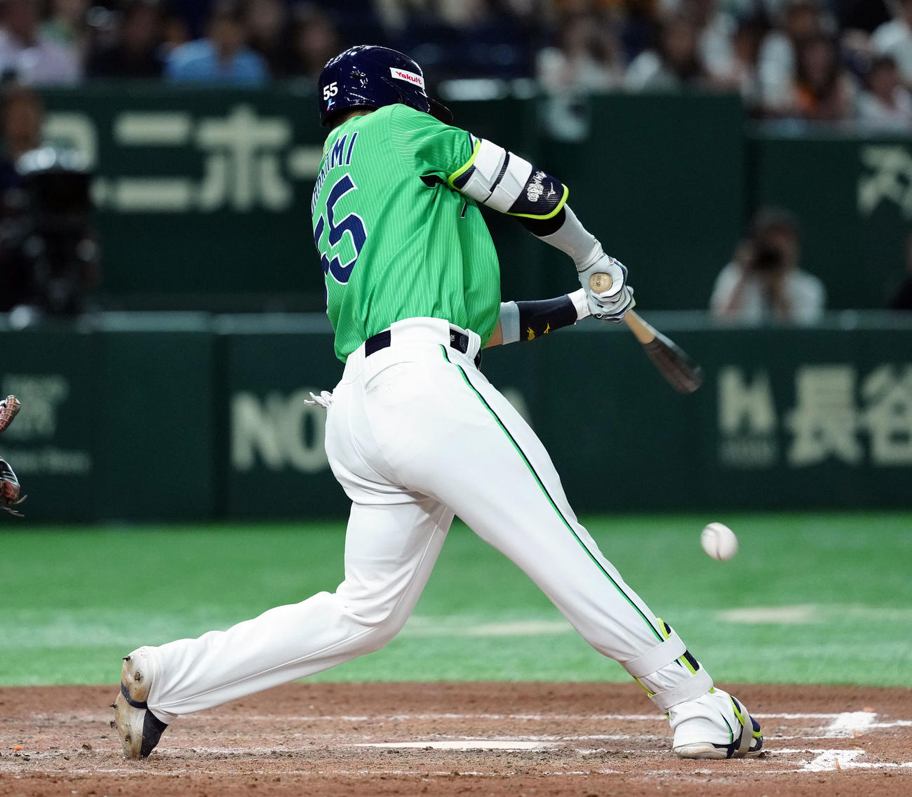 巨人対ヤクルト　8回表ヤクルト2死三塁、適時内野安打を放つ村上（撮影・たえ見朱実）
