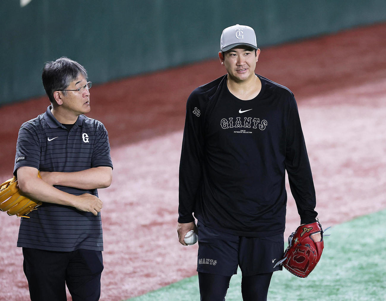 試合前、スタッフと話す巨人菅野（右）（撮影・足立雅史）