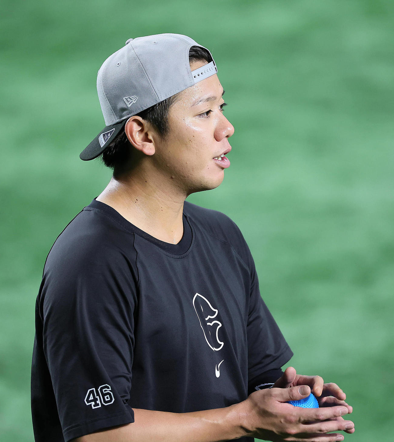 試合前、調整する巨人又木（撮影・足立雅史）
