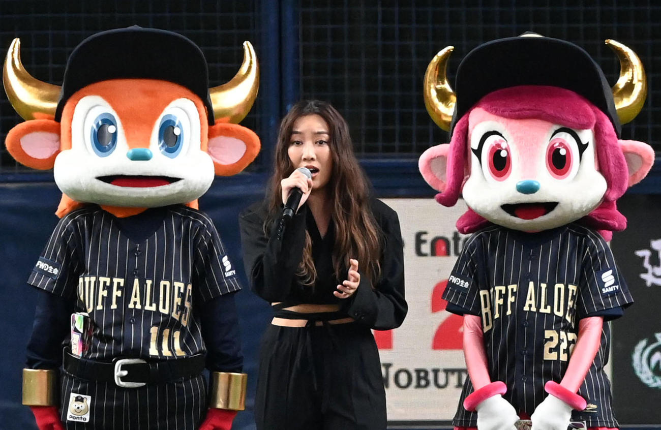 オリックス対西武　国歌独唱をするTAEKO（撮影・前岡正明）