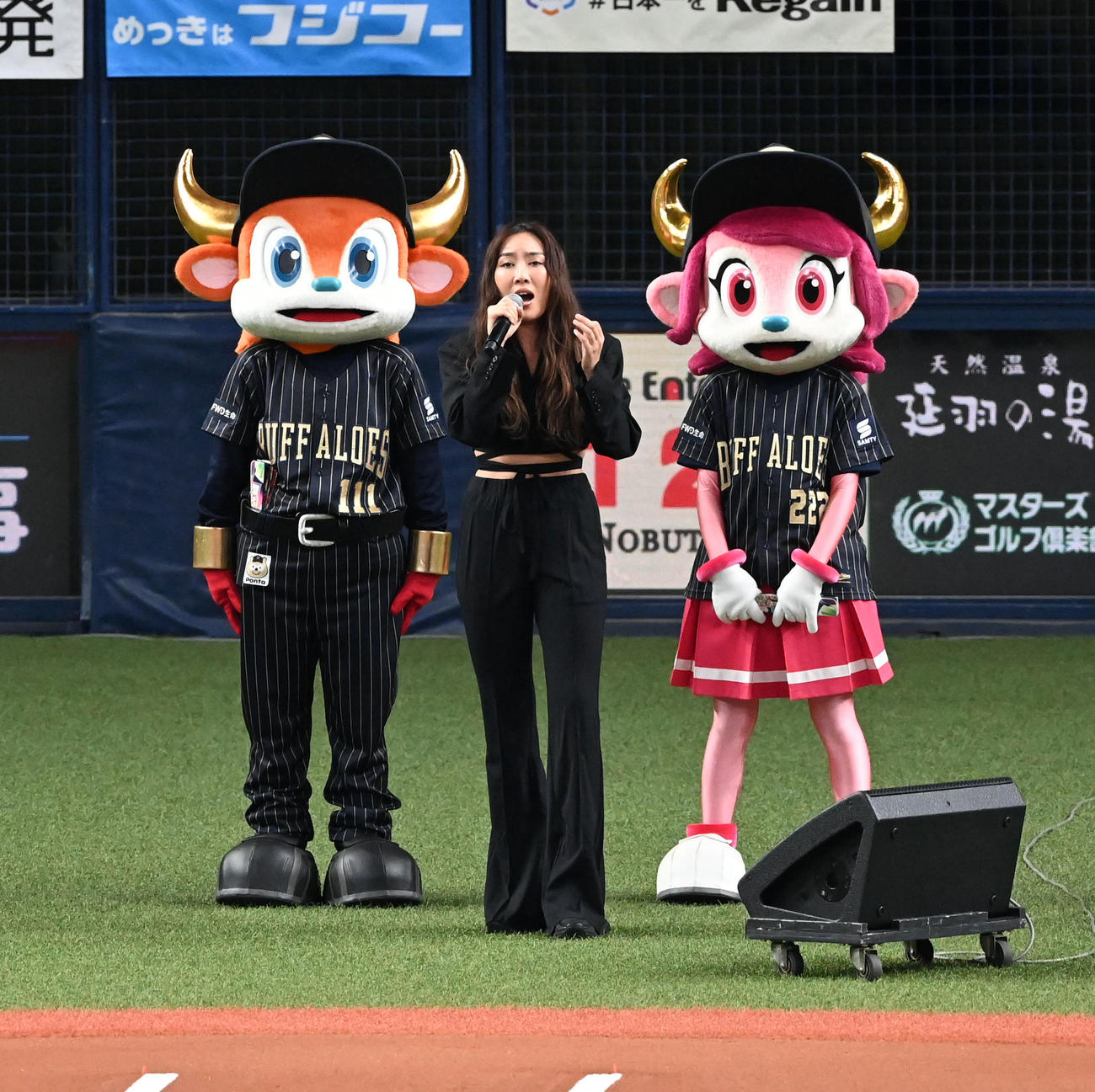 オリックス対西武　国歌独唱をするTAEKO（撮影・前岡正明）