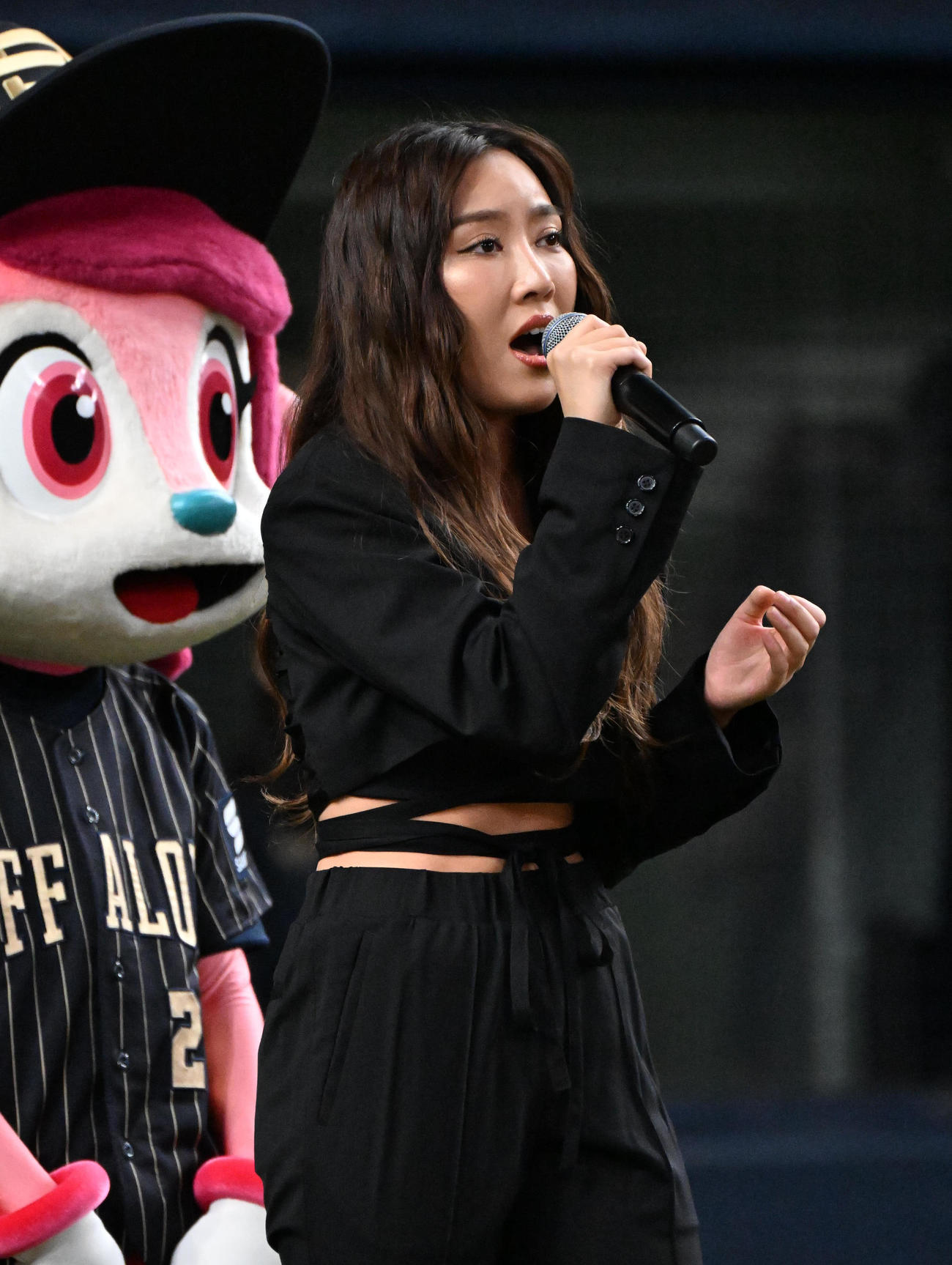 オリックス対西武　試合前、君が代を独唱したTAEKO（撮影・石井愛子）