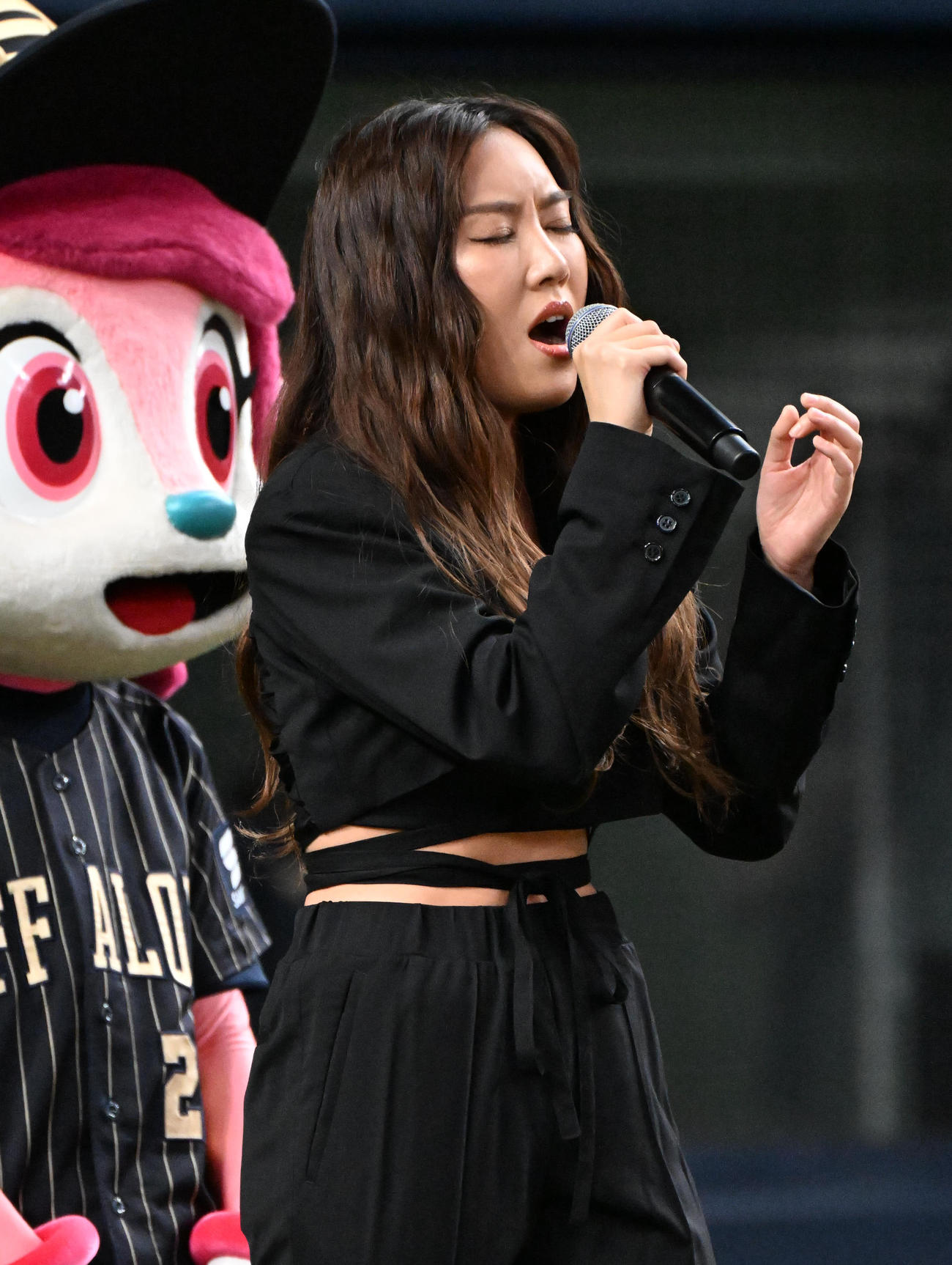 オリックス対西武　試合前、君が代を独唱したTAEKO（撮影・石井愛子）