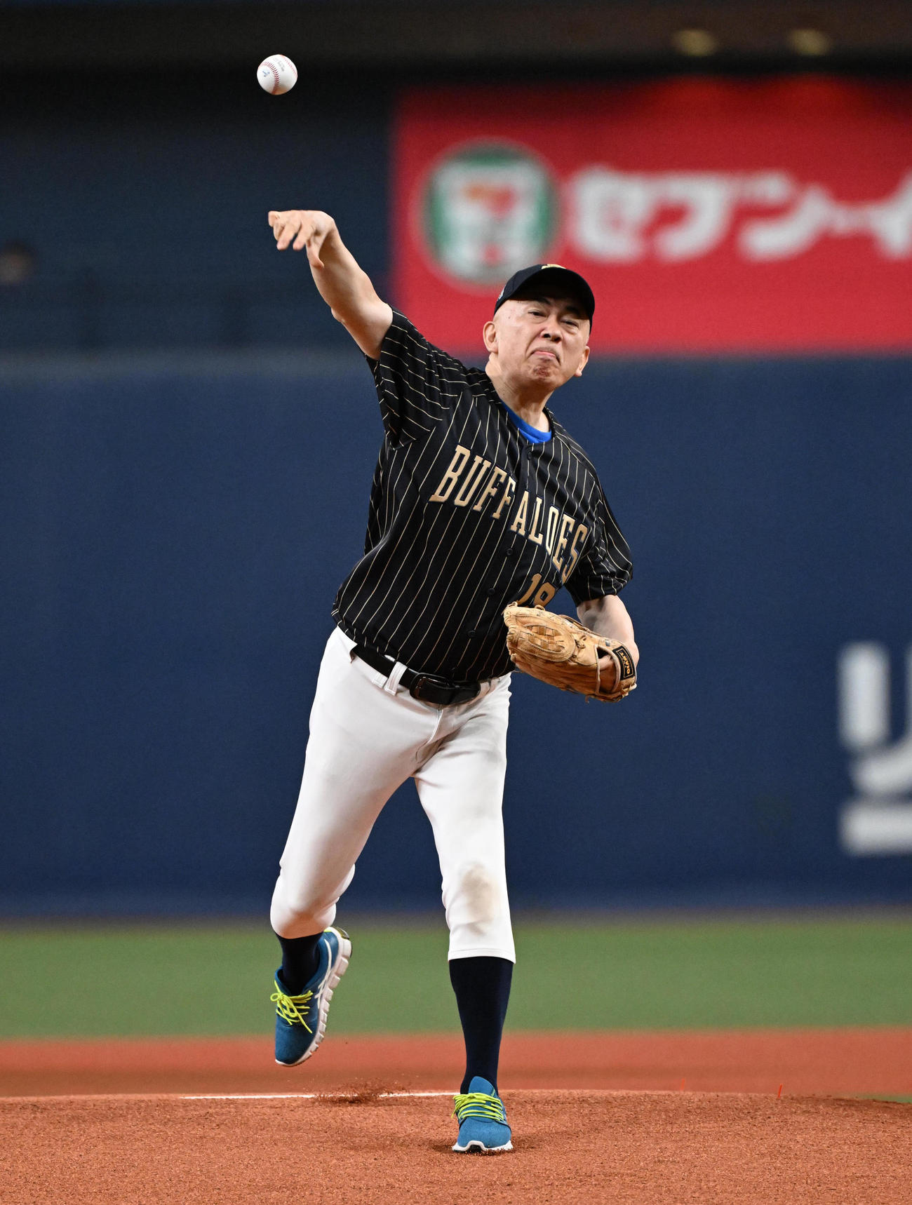 オリックス対西武　始球式を務める大阪観光局の溝畑宏理事長（撮影・石井愛子）