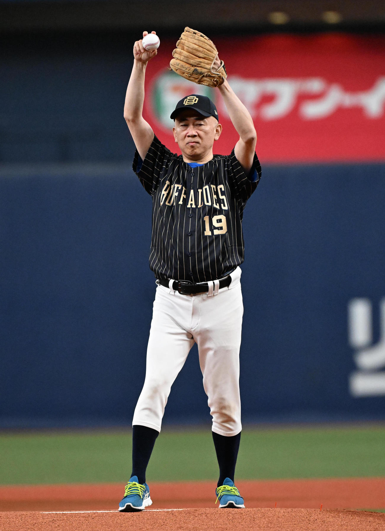 オリックス対西武　始球式を務める大阪観光局の溝畑宏理事長（撮影・石井愛子）