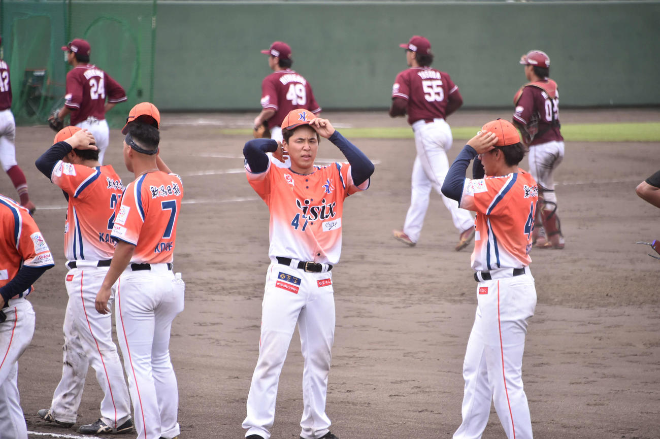 試合後のあいさつを終えた笠原（47番）は、思わず厳しい表情